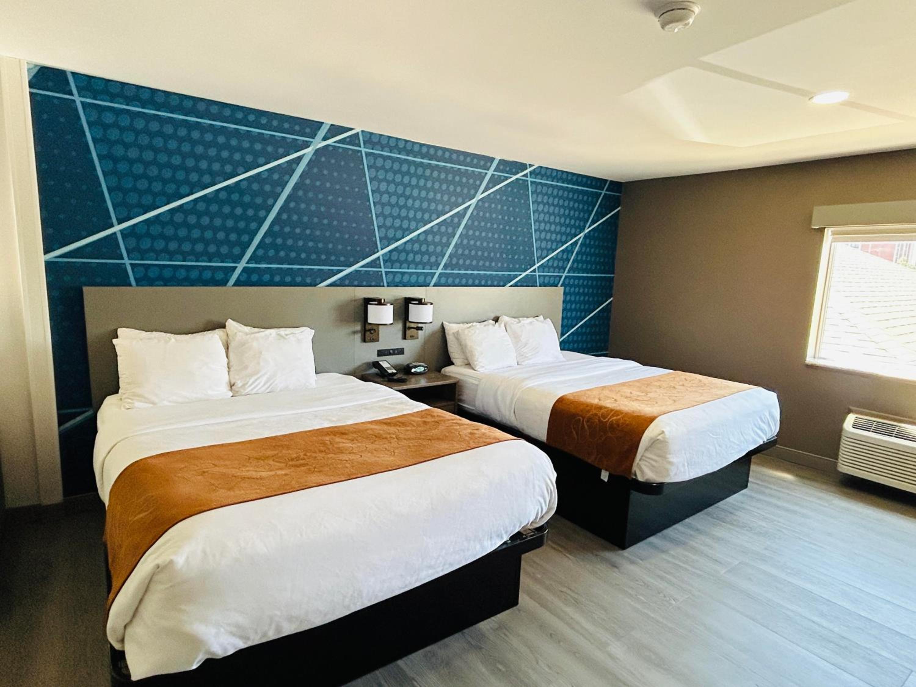 Queen Suite with Two Queen Beds - Non-Smoking - Photo 2