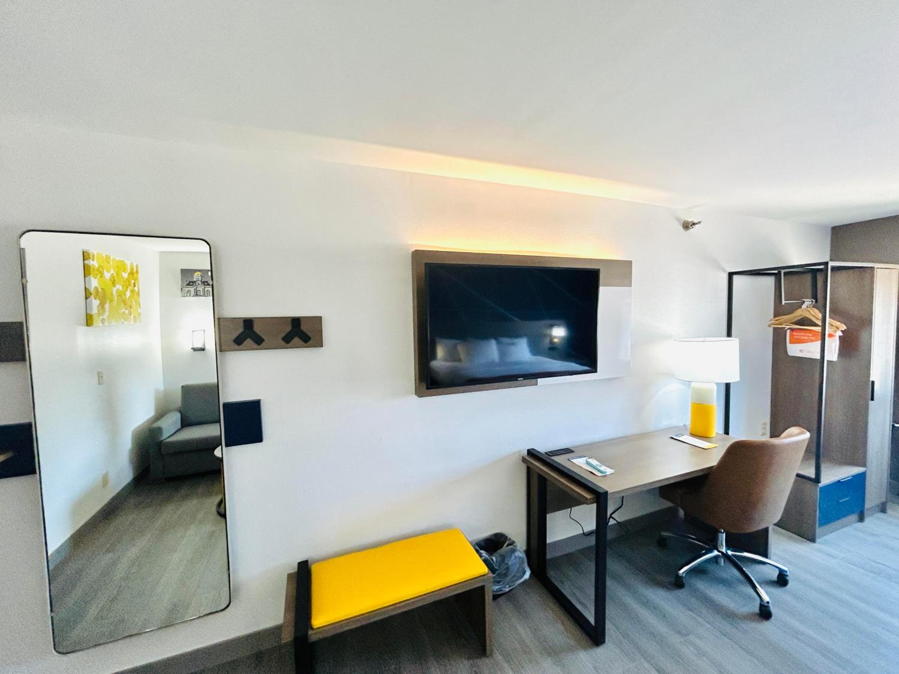 King Suite - Non-Smoking - Photo 3