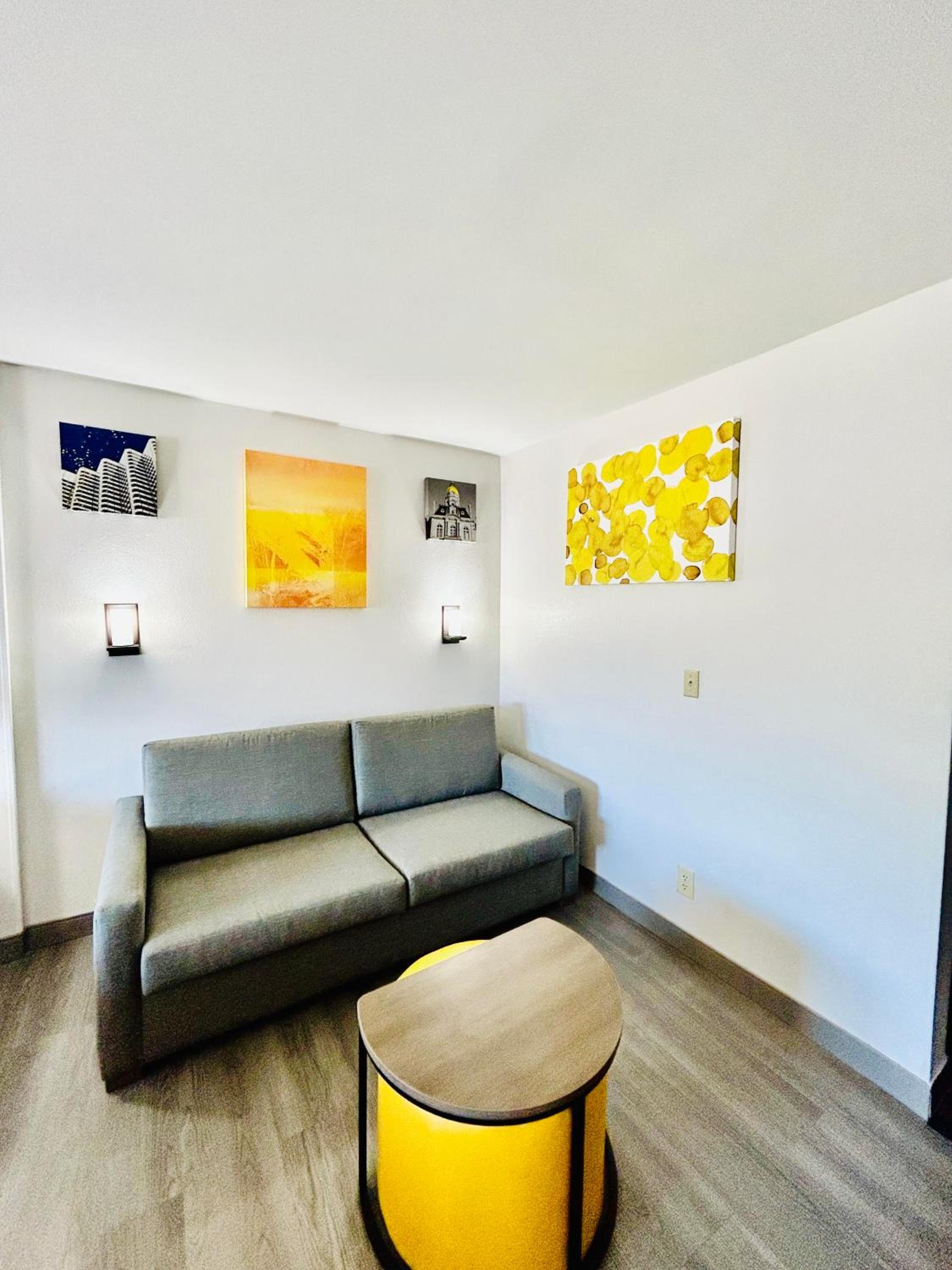 King Suite - Non-Smoking - Photo 1
