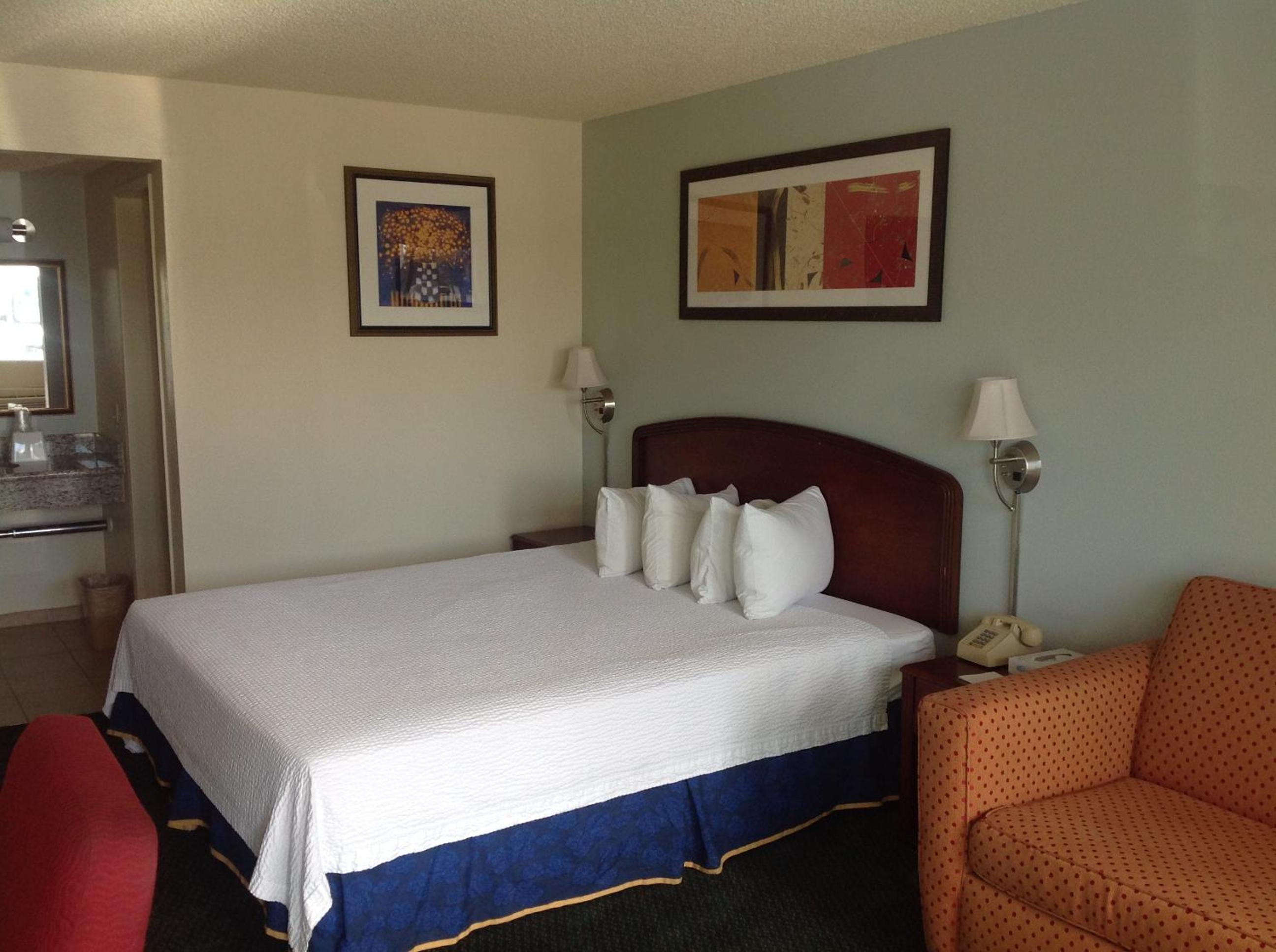 King Room with Sofa Bed - Photo 5