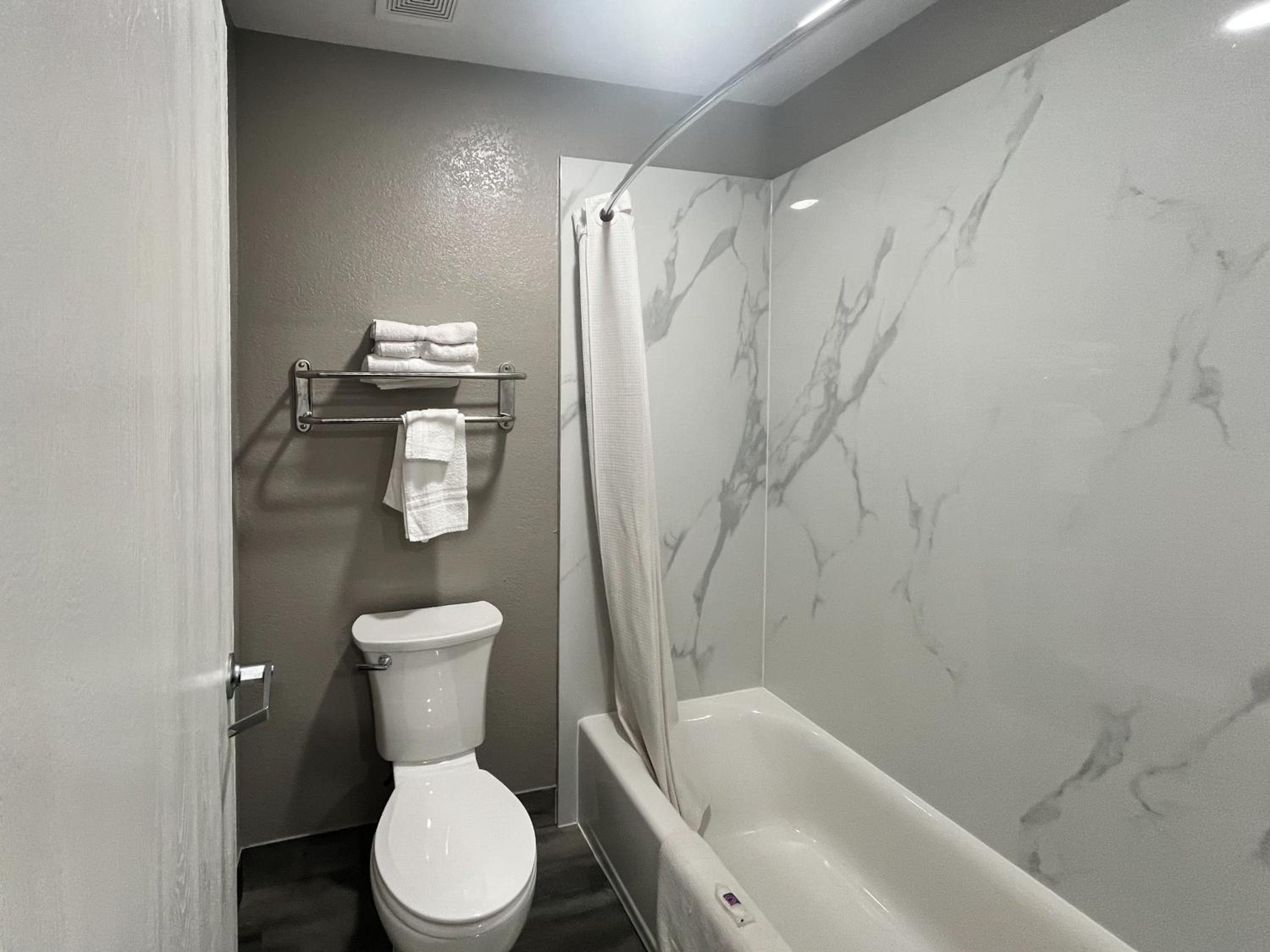 Deluxe Queen Room with Two Queen Beds - Non-Smoking - Photo 8