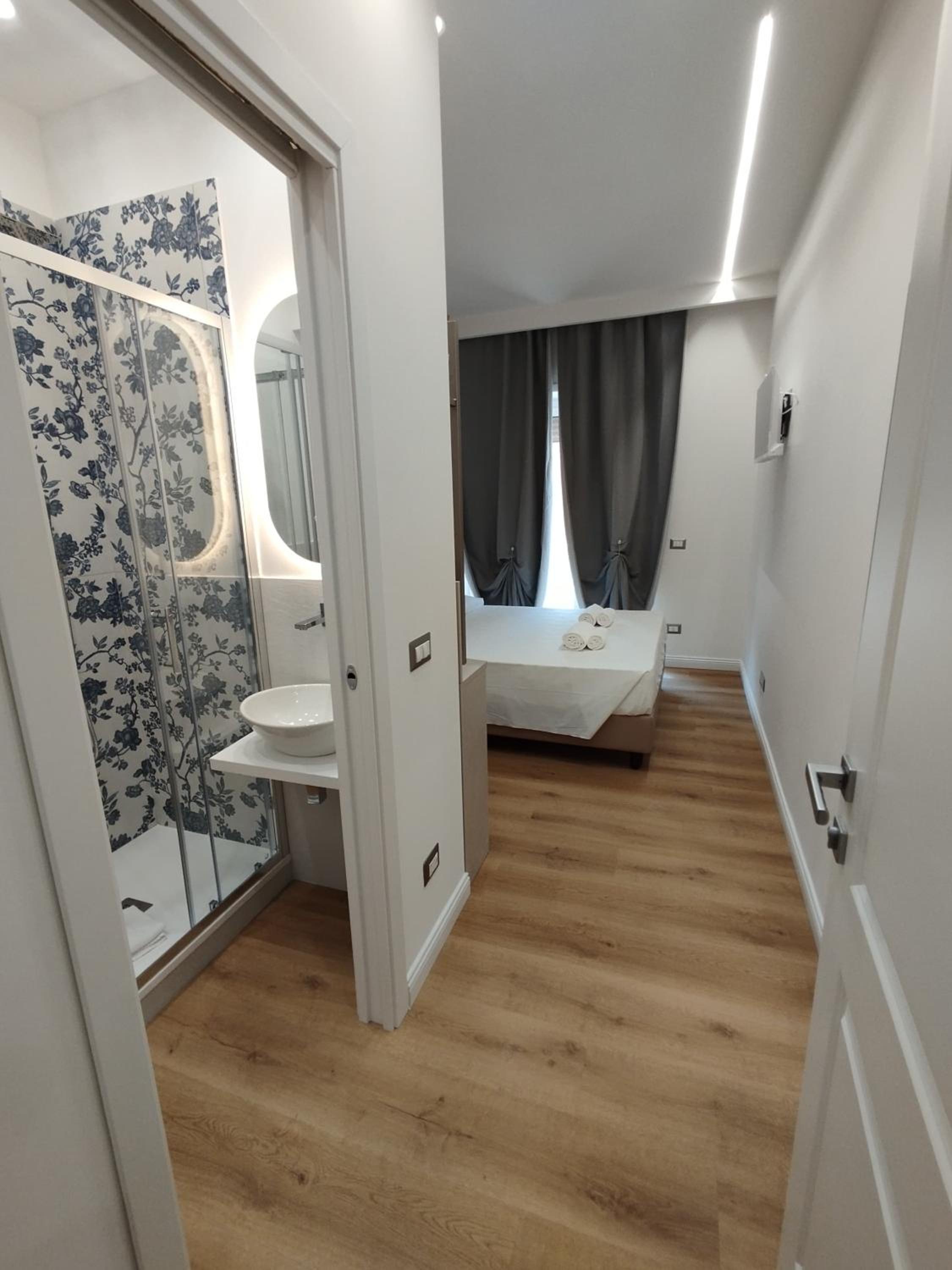 Deluxe Single Room with Balcony photo 3