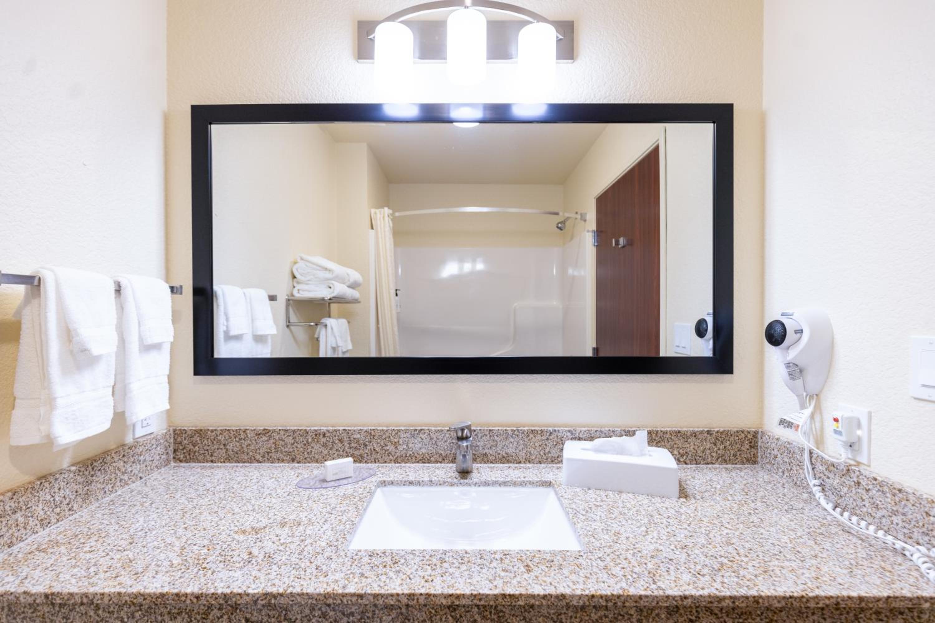 Queen Room with Two Queen Beds - Photo 5