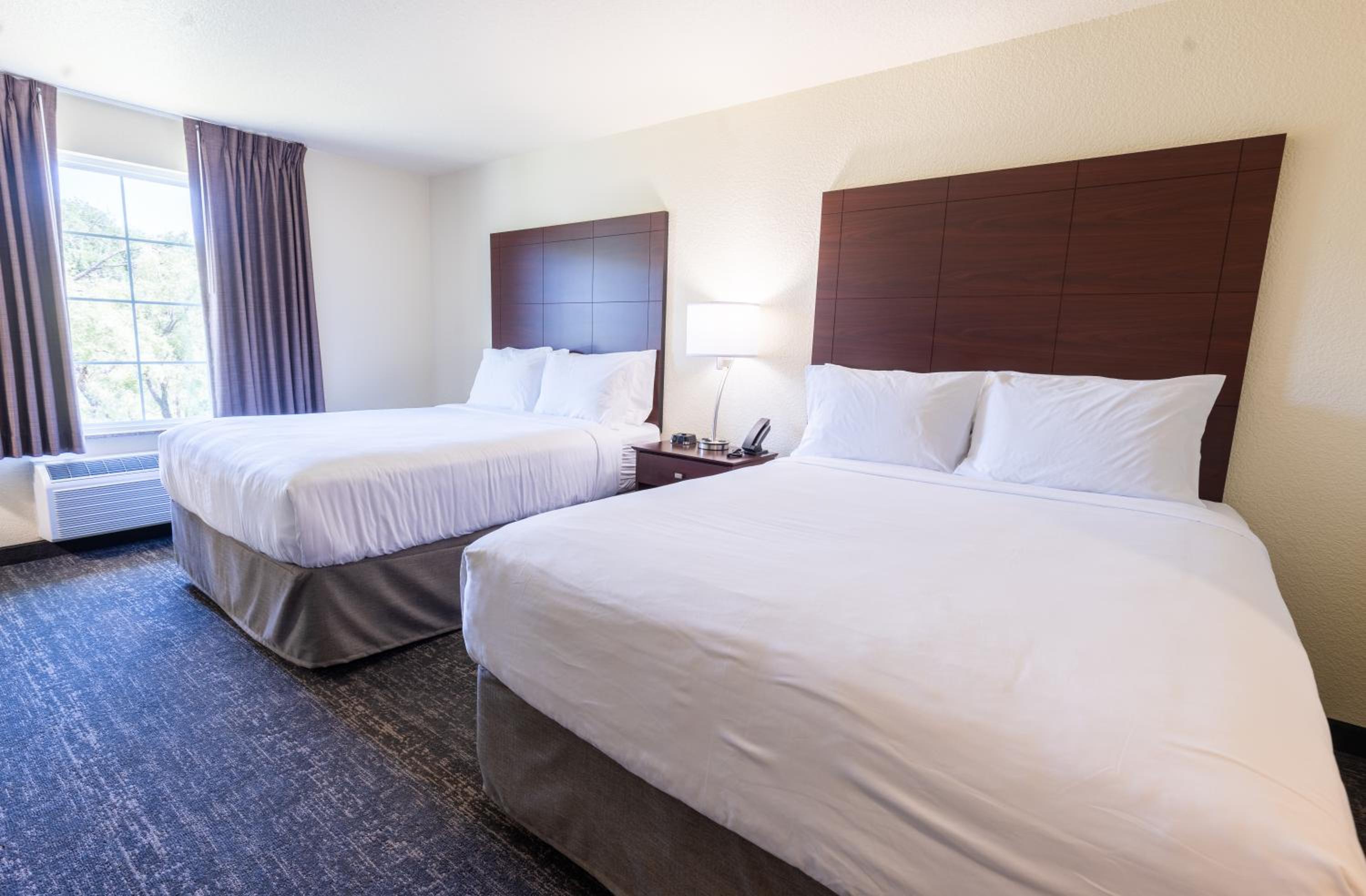 Queen Room with Two Queen Beds - Photo 2