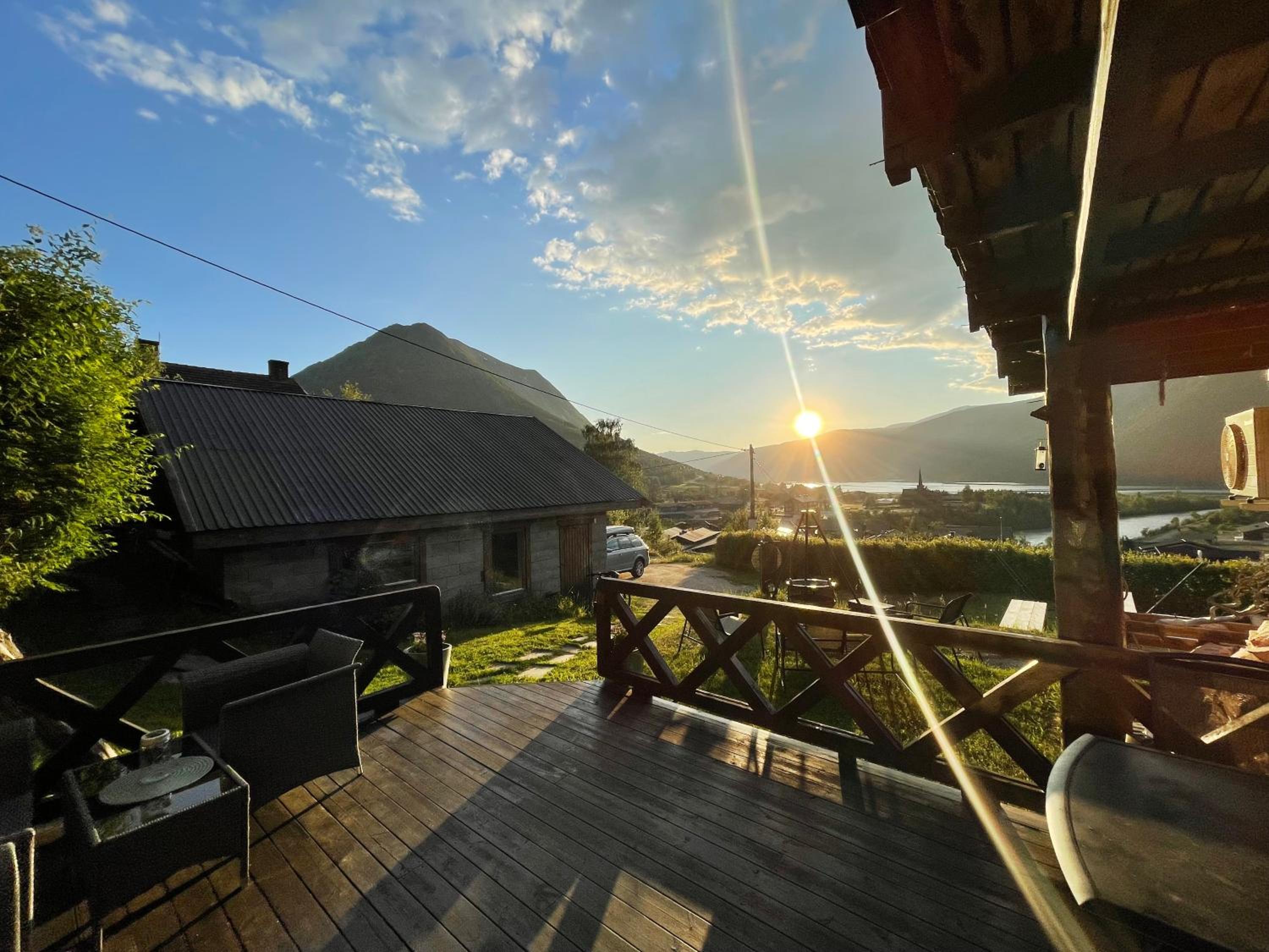 One-Bedroom Apartment with Balcony and Mountain View   photo 2