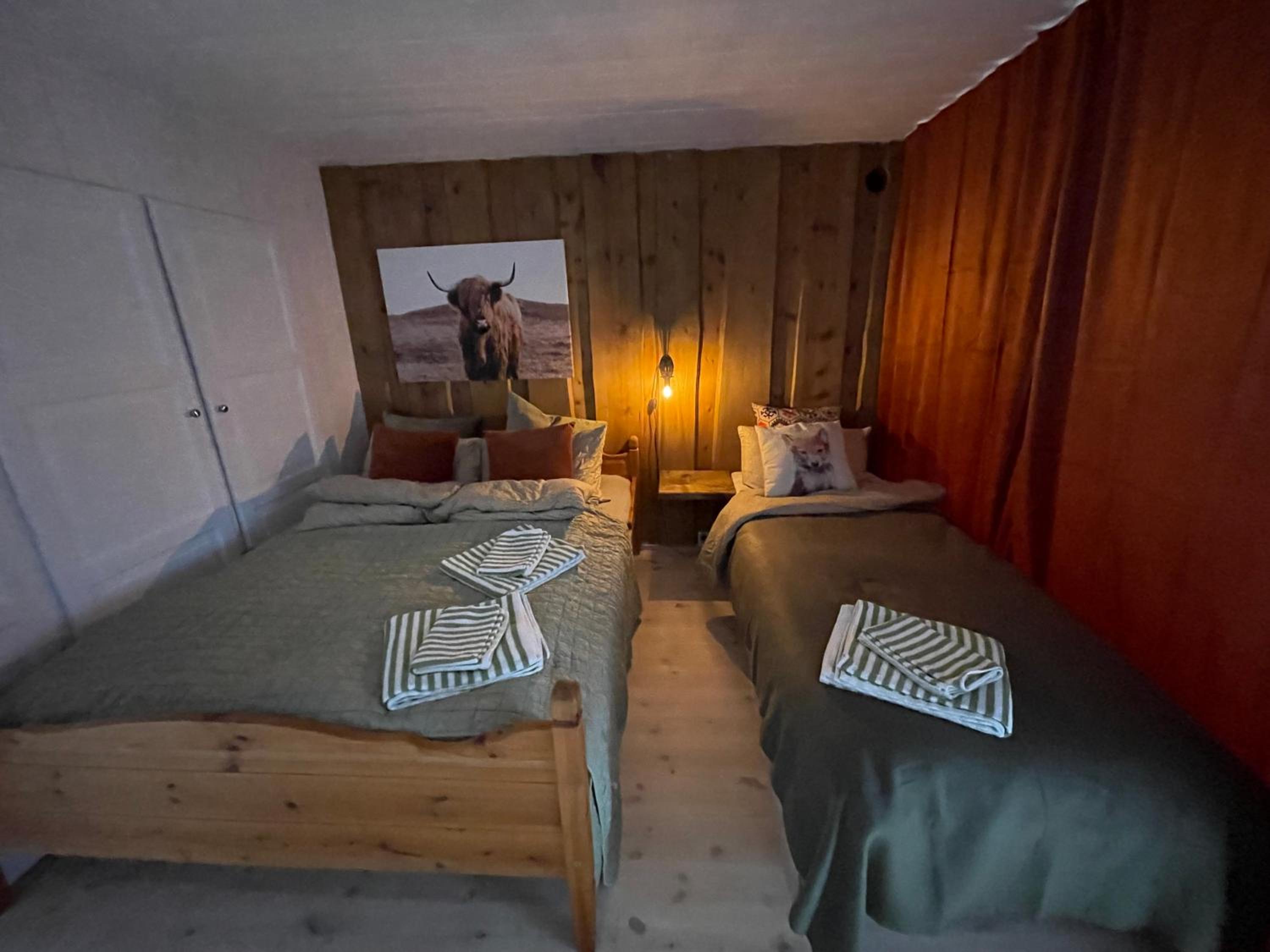 One-Bedroom Apartment with Balcony and Mountain View   photo 1