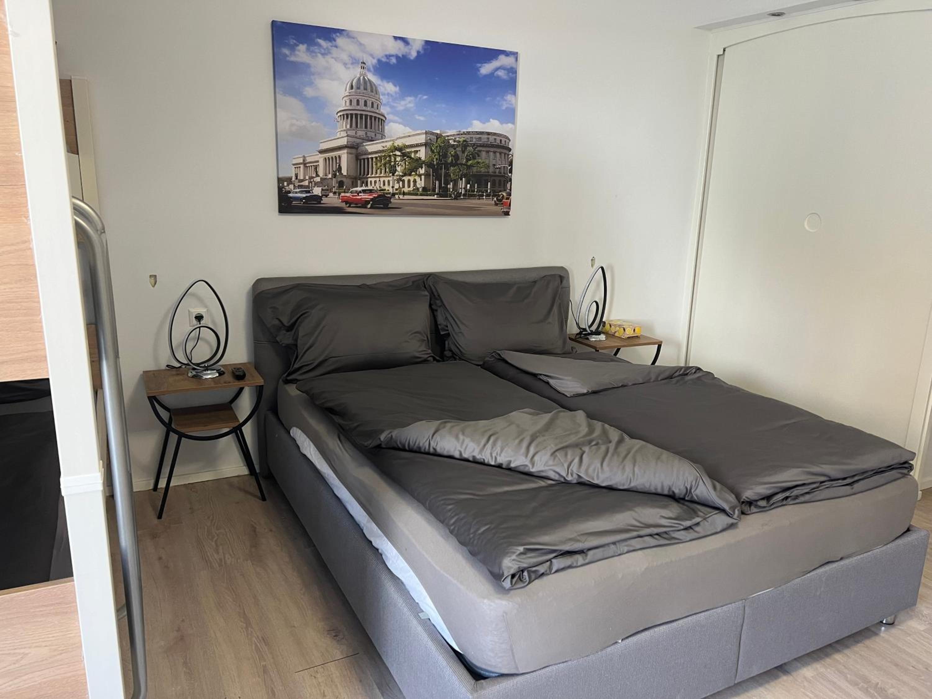 One-Bedroom Apartment photo 1