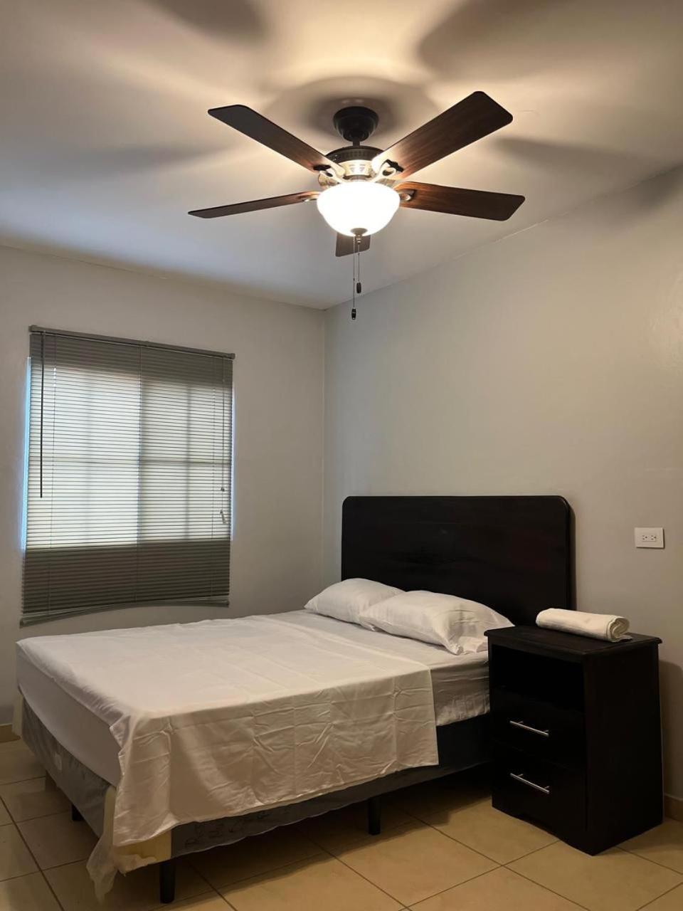 Five-Bedroom House photo 3