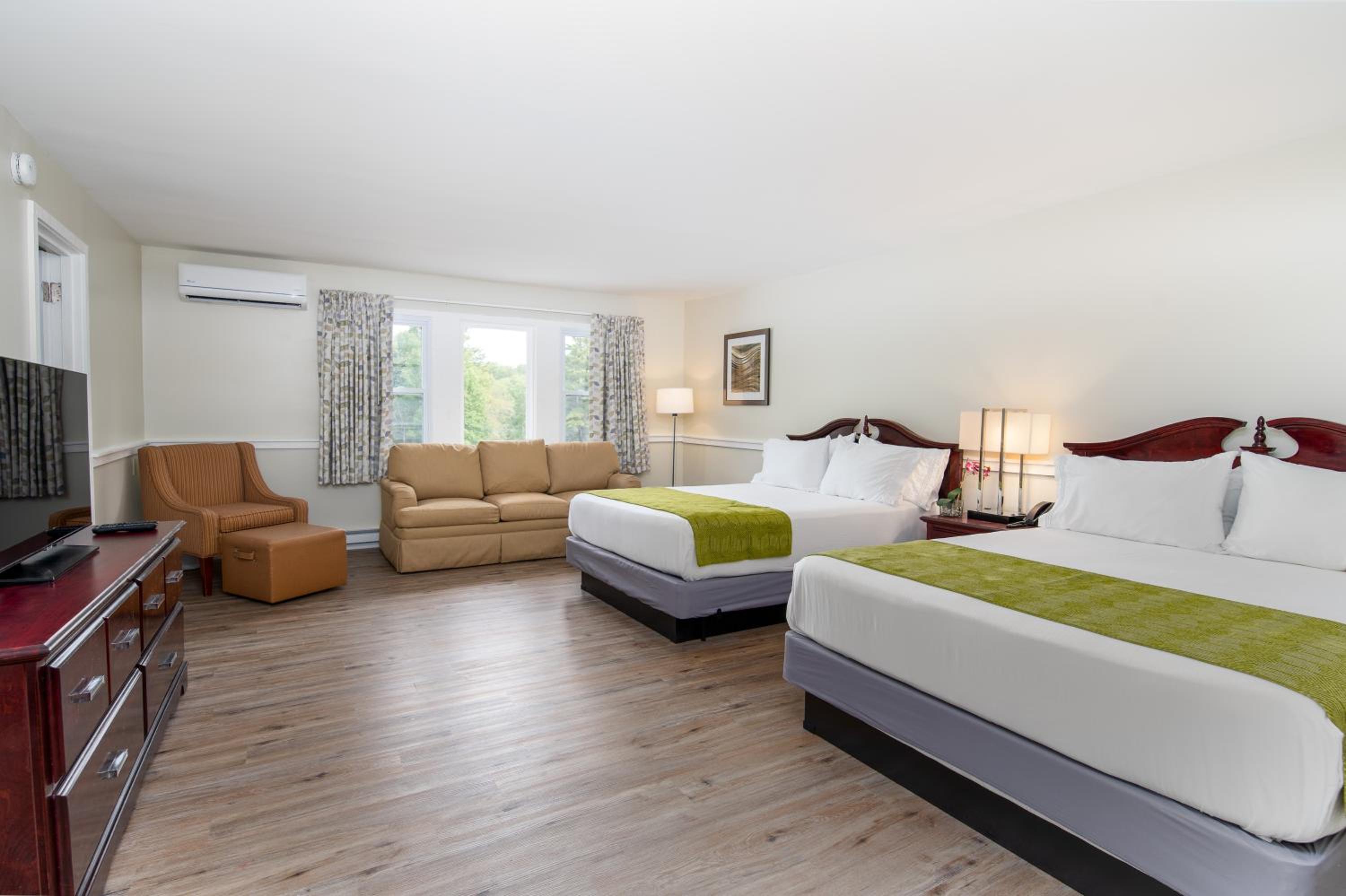 Deluxe Family Suite photo 2