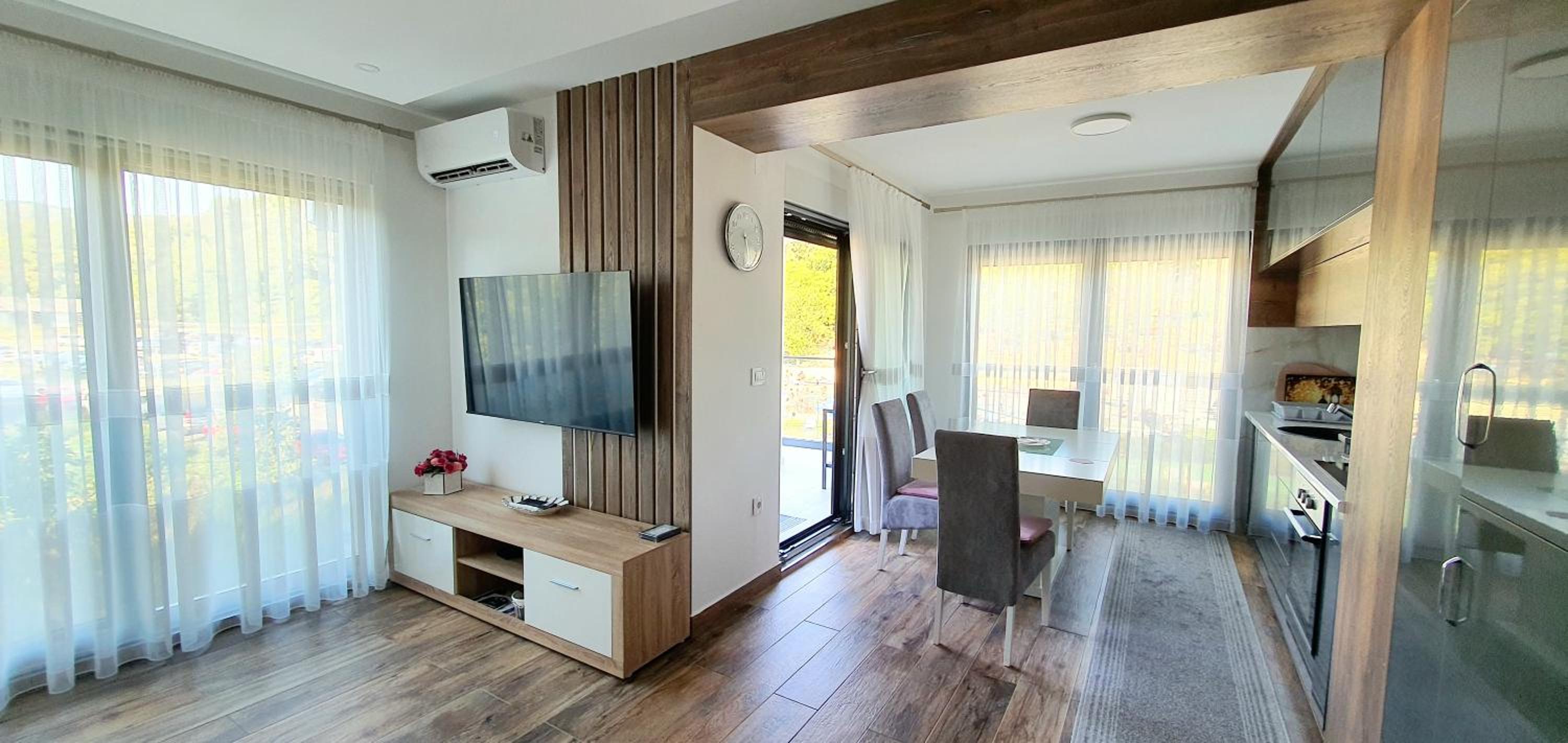 One-Bedroom Apartment with Terrace photo 2
