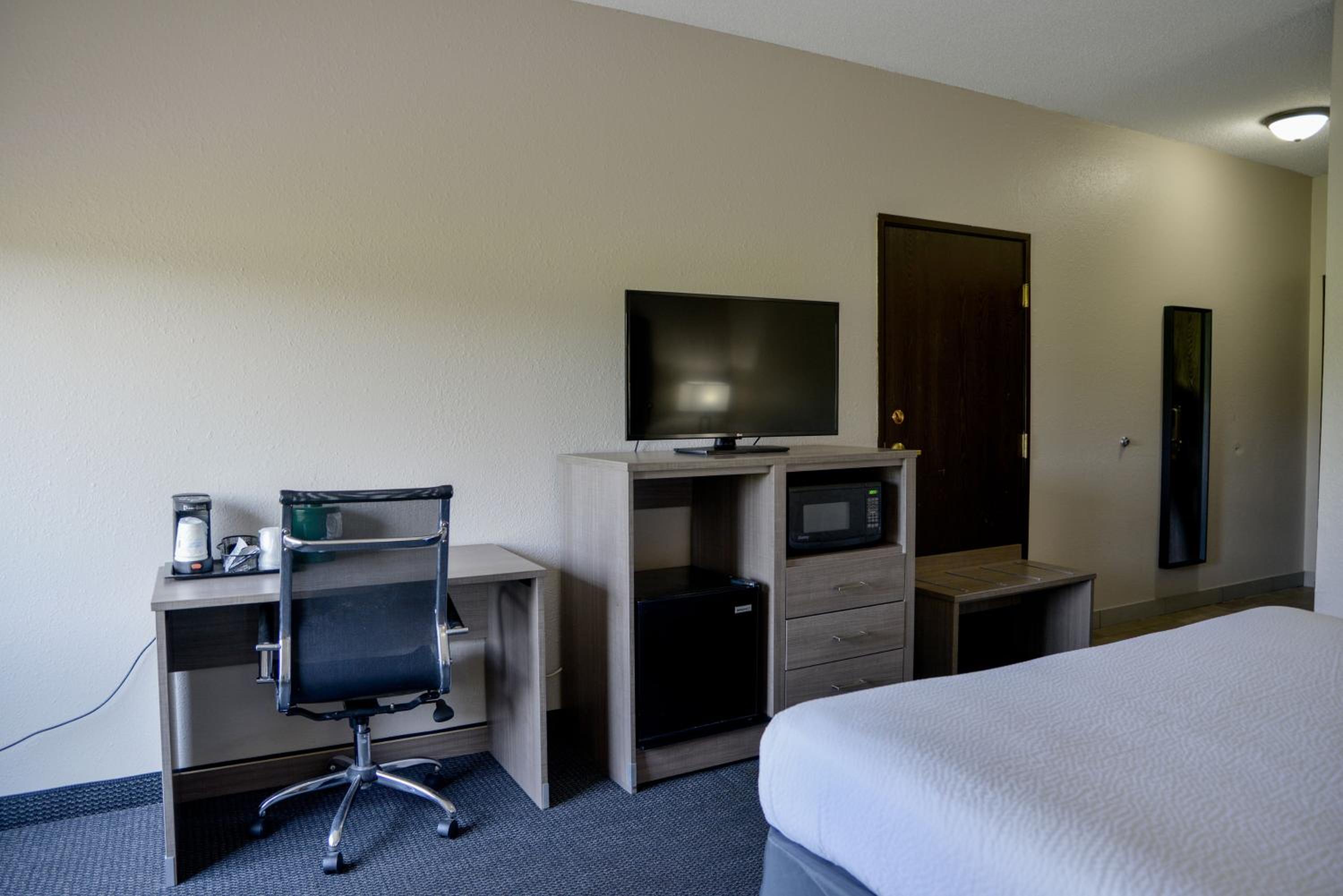 1 King Bed, Deluxe, Mobility Accessible Room, Roll-In Shower, Non-Smoking