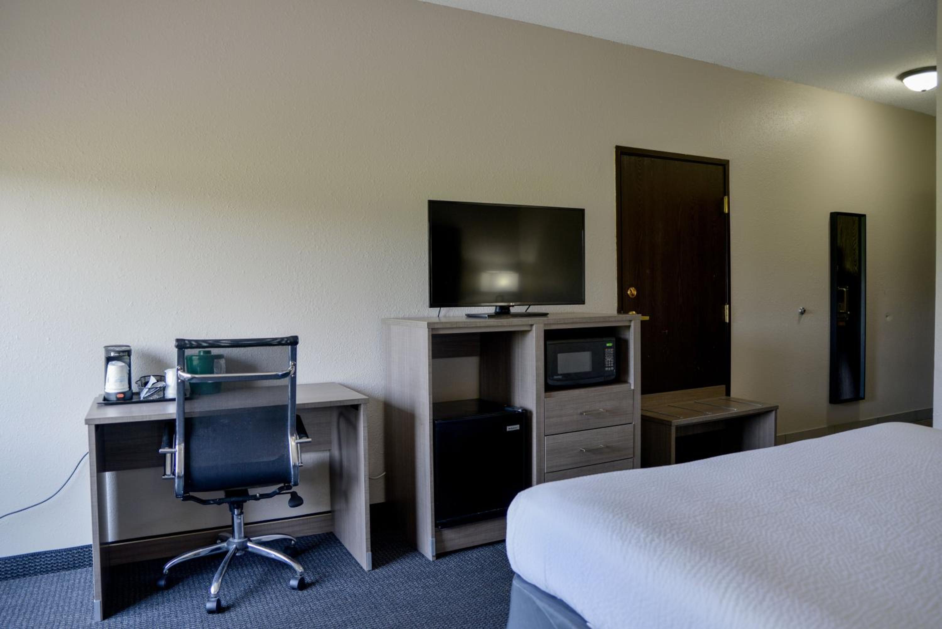 King Room with Roll-In Shower - Mobility Access/Non-Smoking