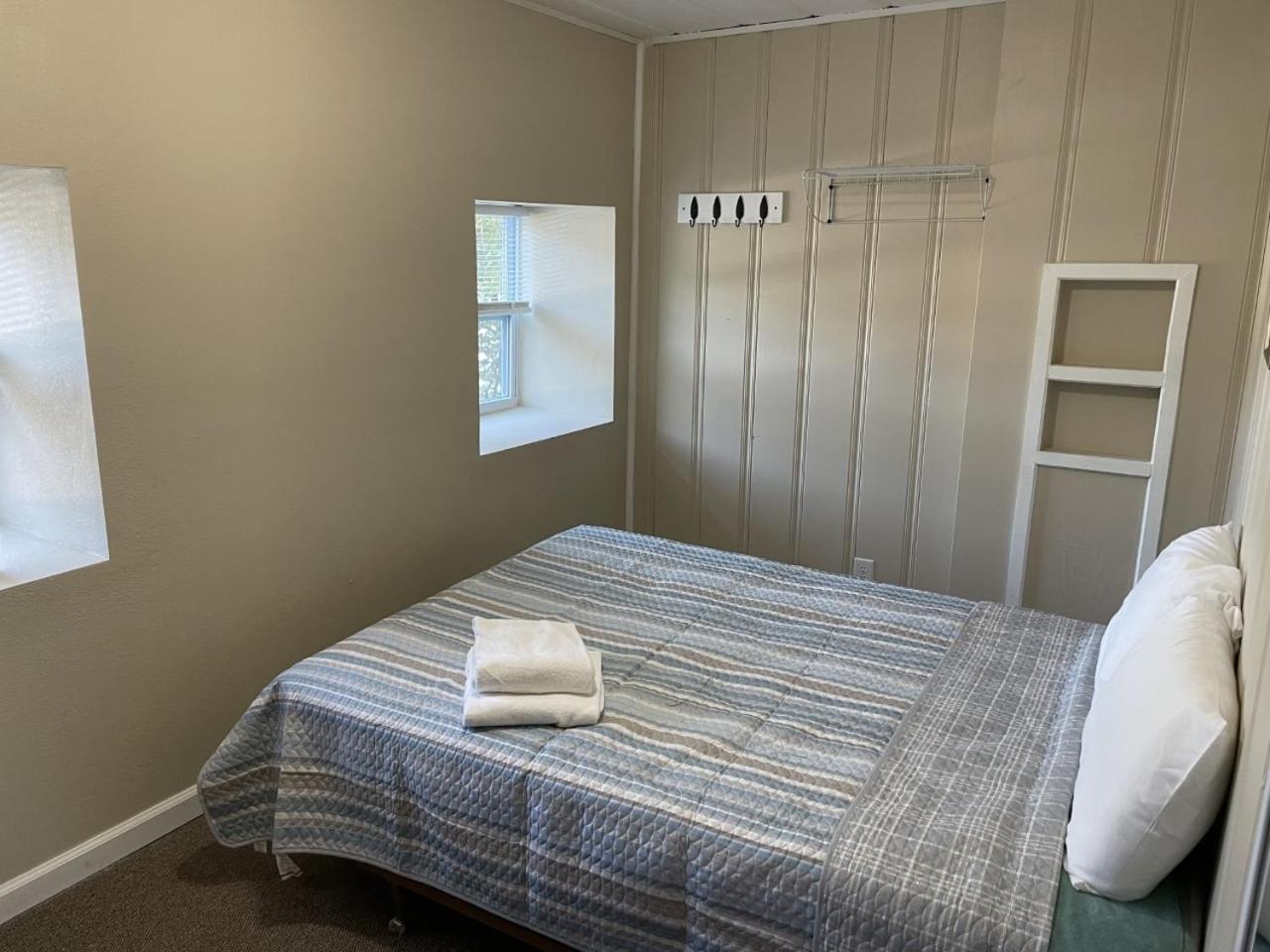 Three-Bedroom House photo 3