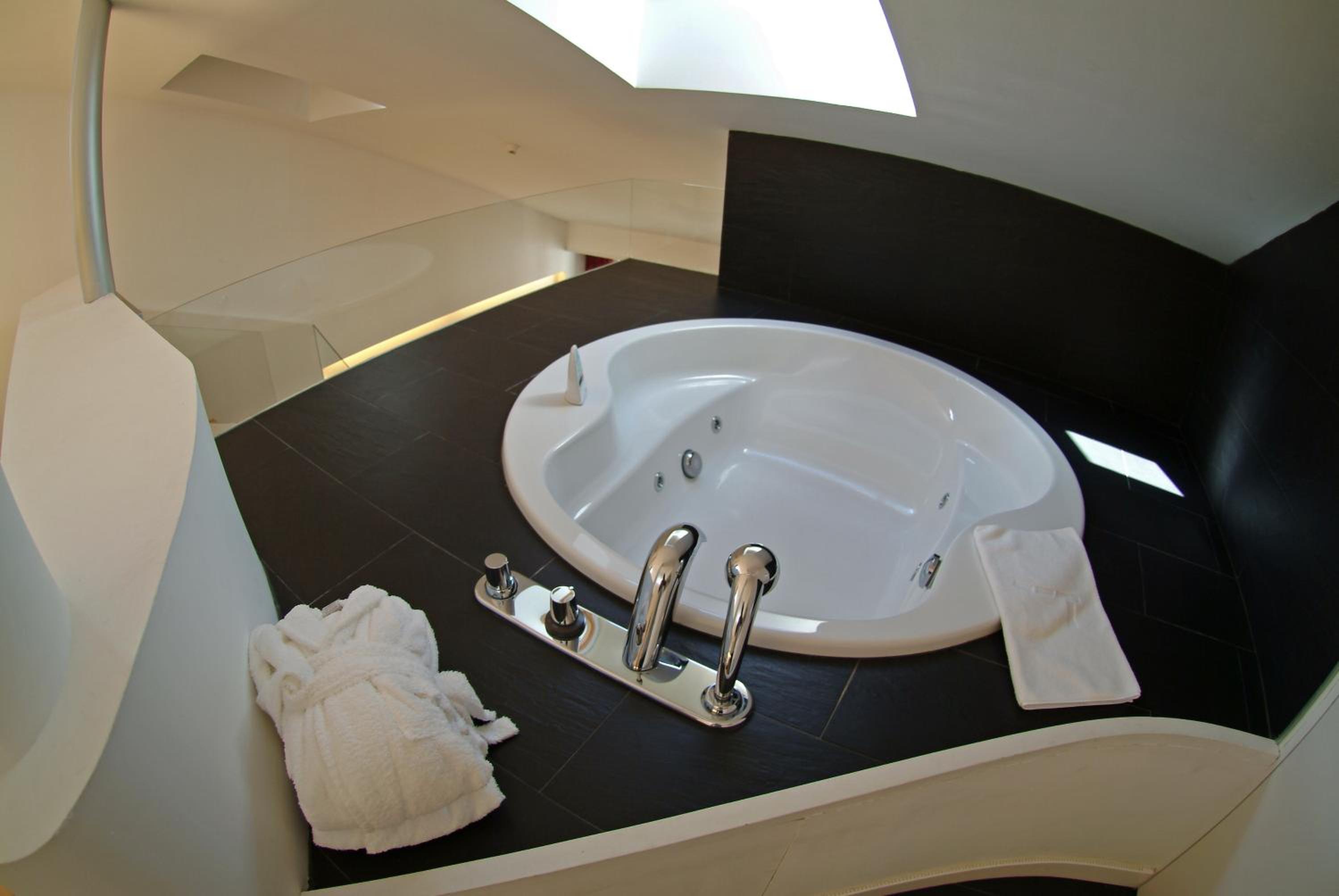 Suite - Photo 2