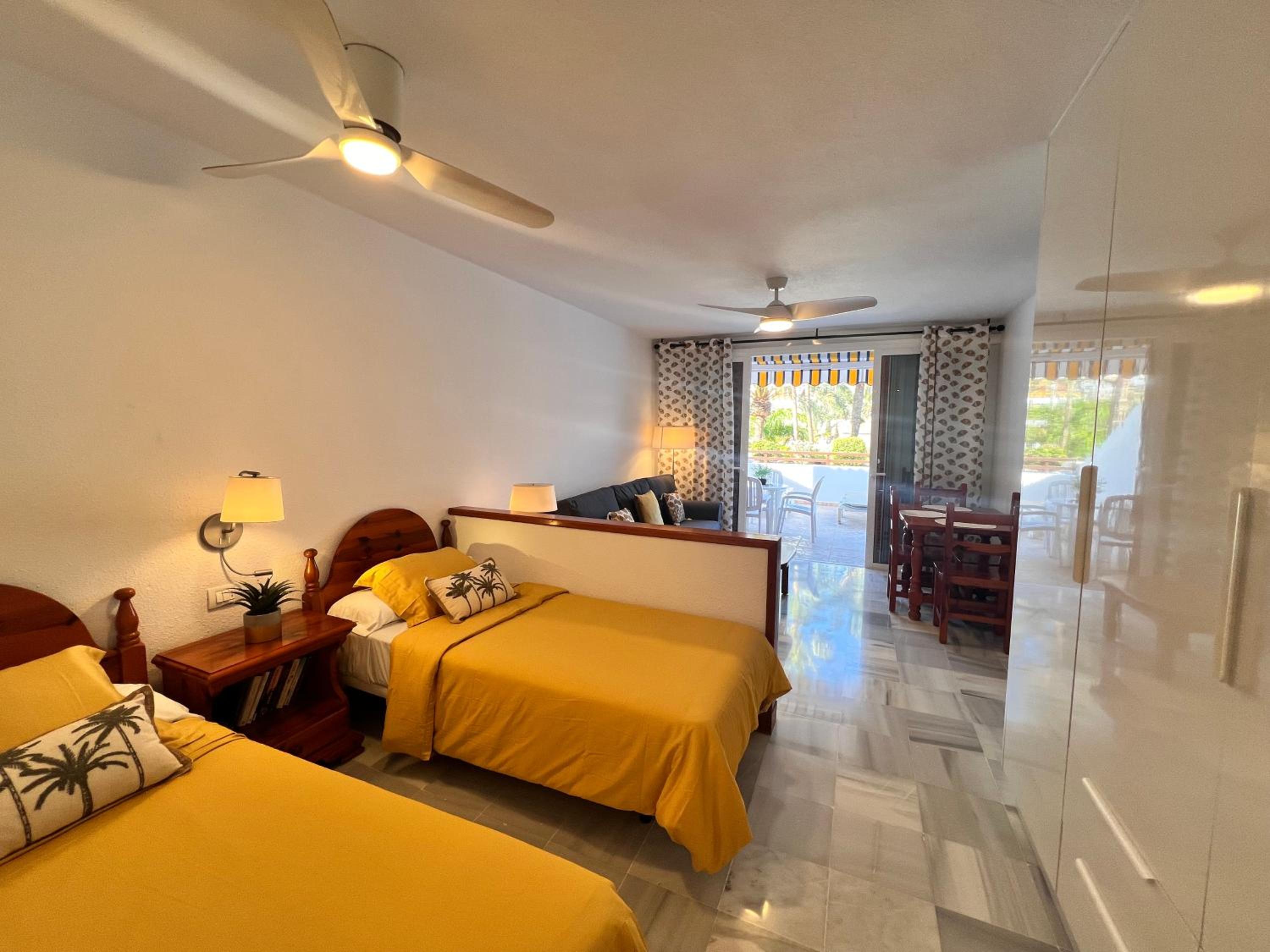Estudio con vista al jardín