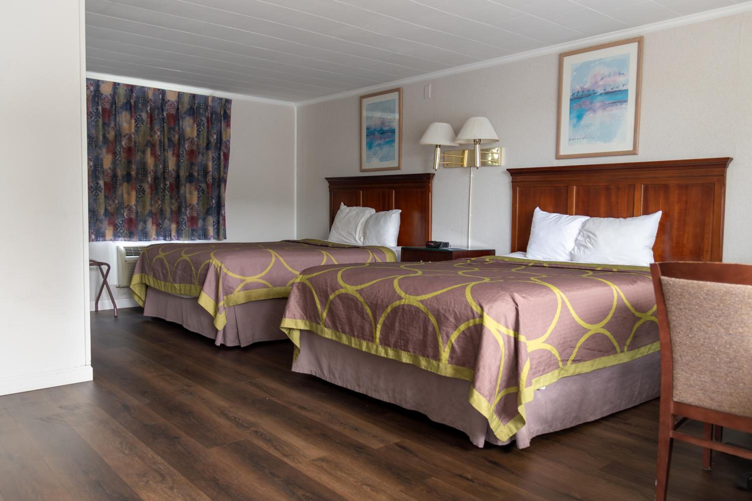 Queen Room with Two Queen Beds - Non-Smoking photo 1
