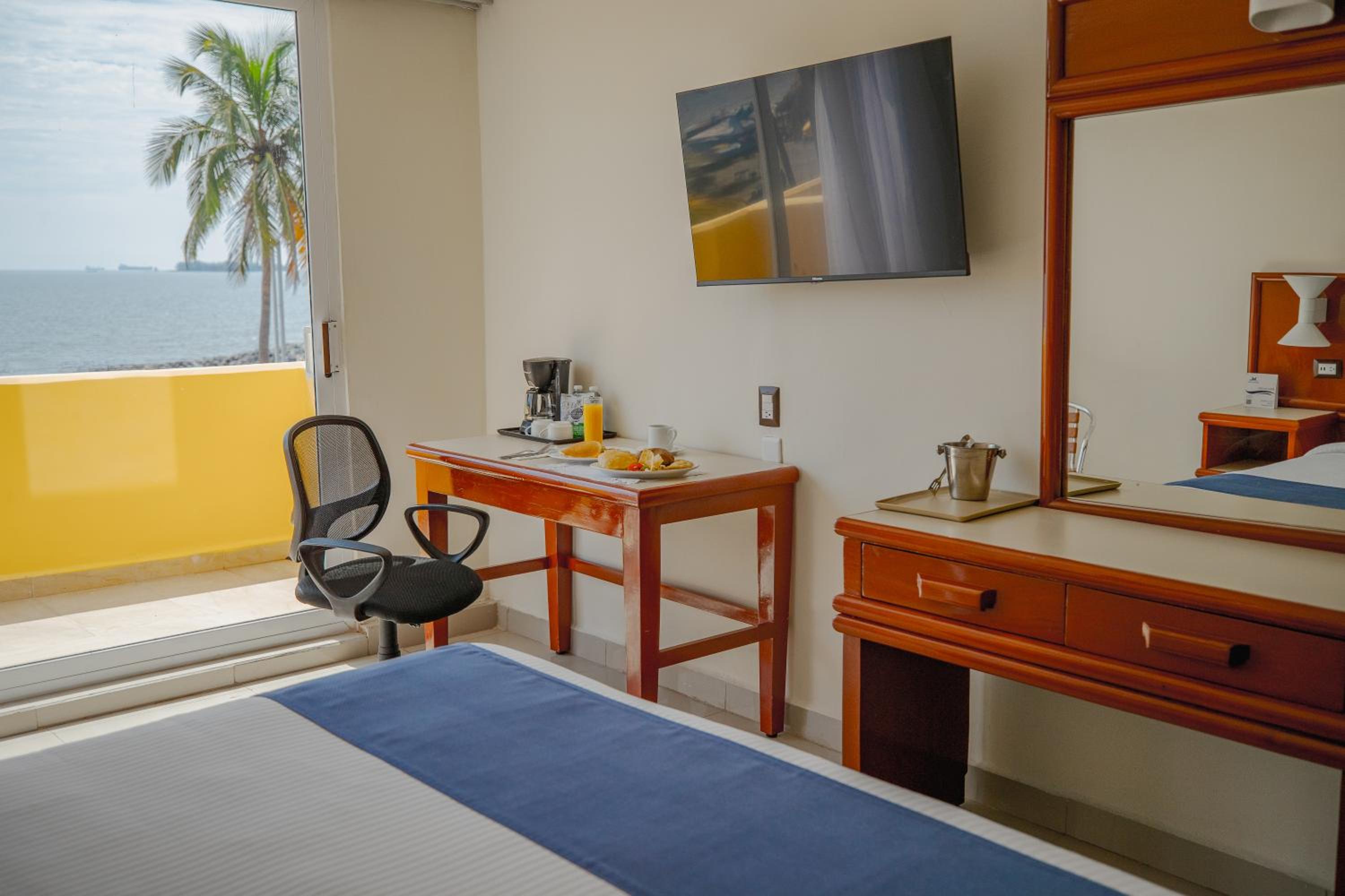 King Room with Sea View - Photo 3