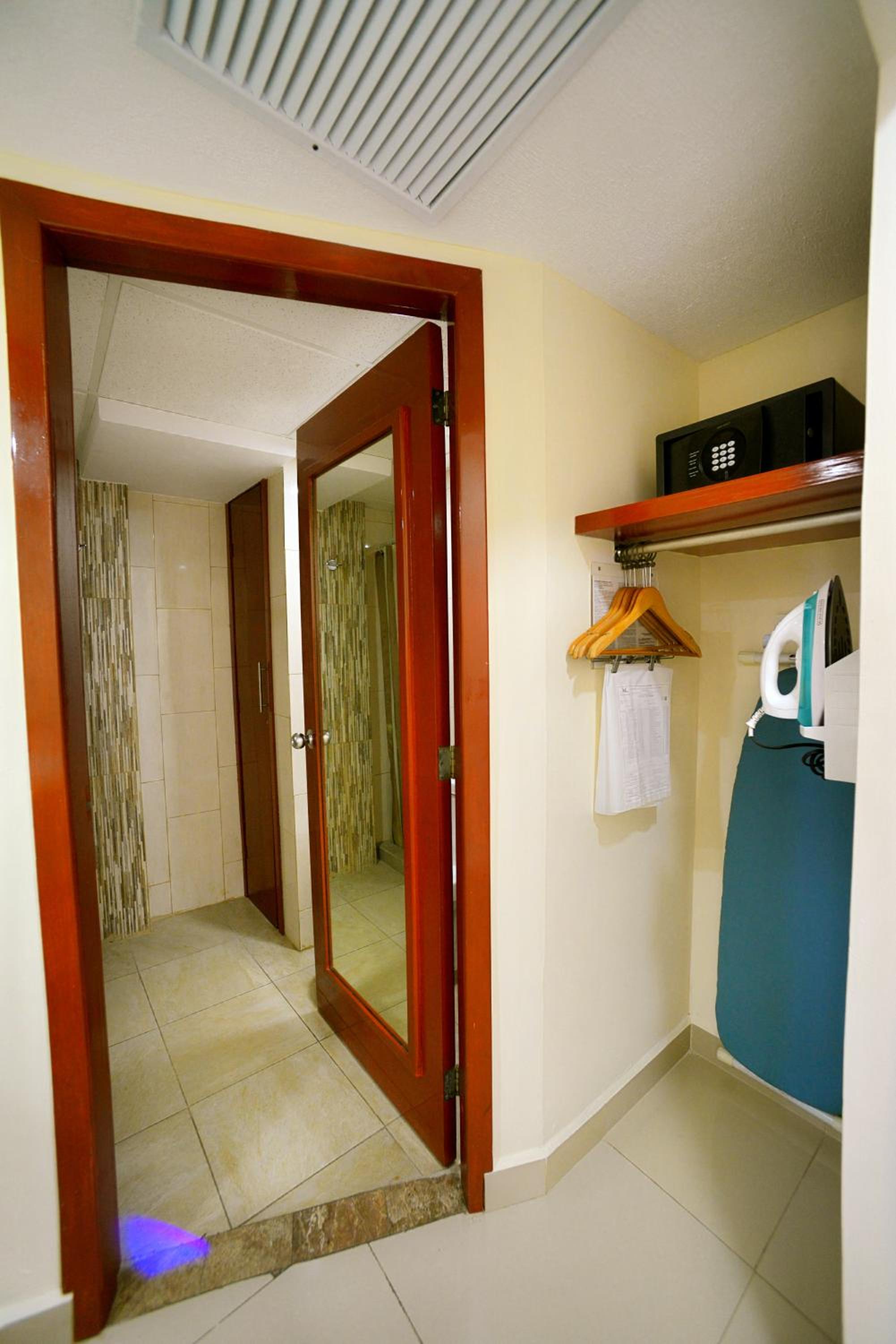 Double Room with Two Double Beds - Photo 13