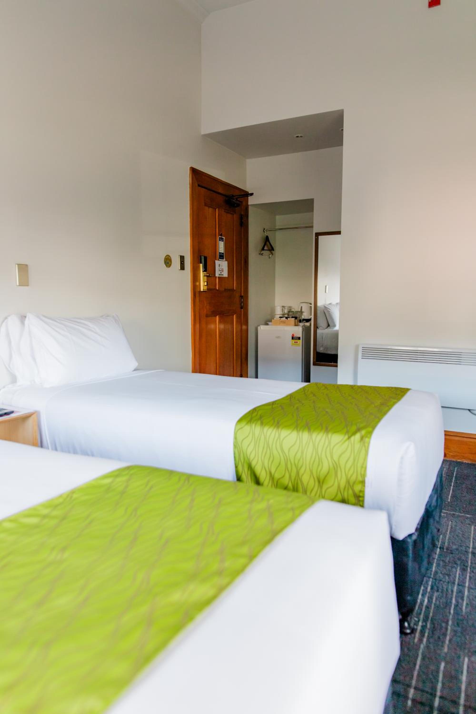Quadruple Room with Private Bathroom - Photo 6