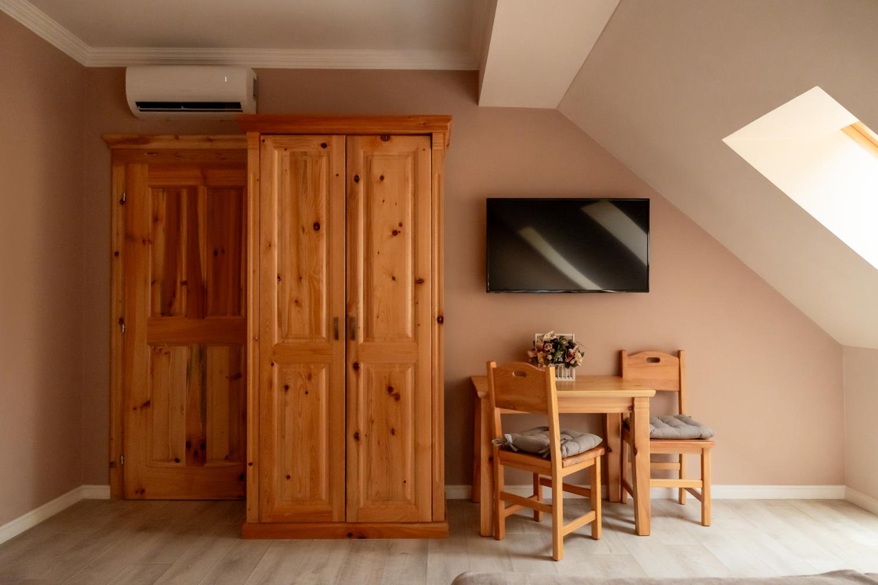 Family Room (2 Adults + 1 Child)