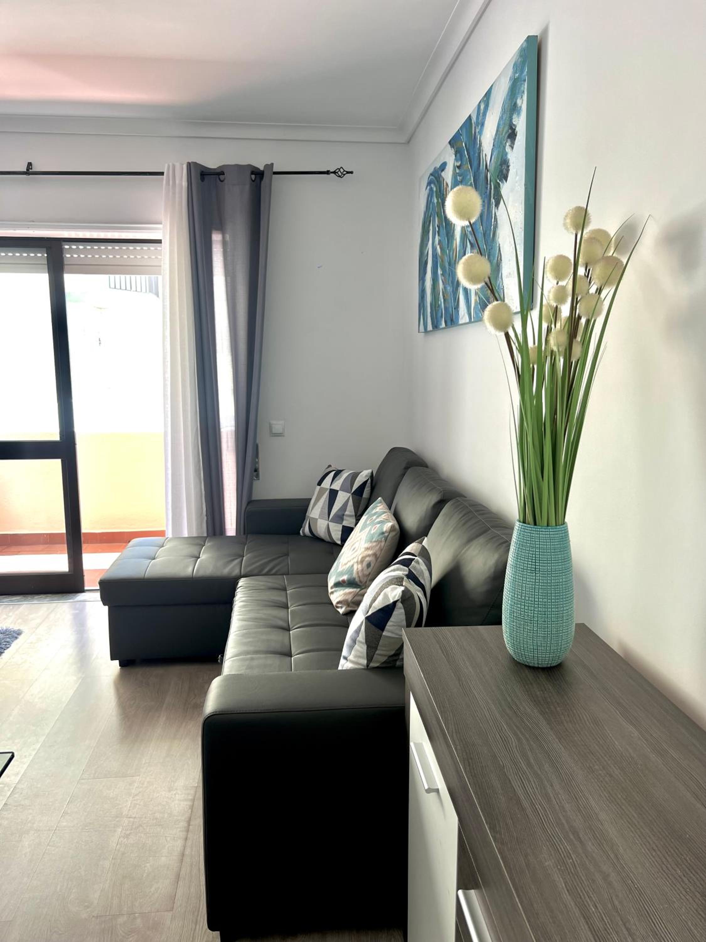 One-Bedroom Apartment photo 1