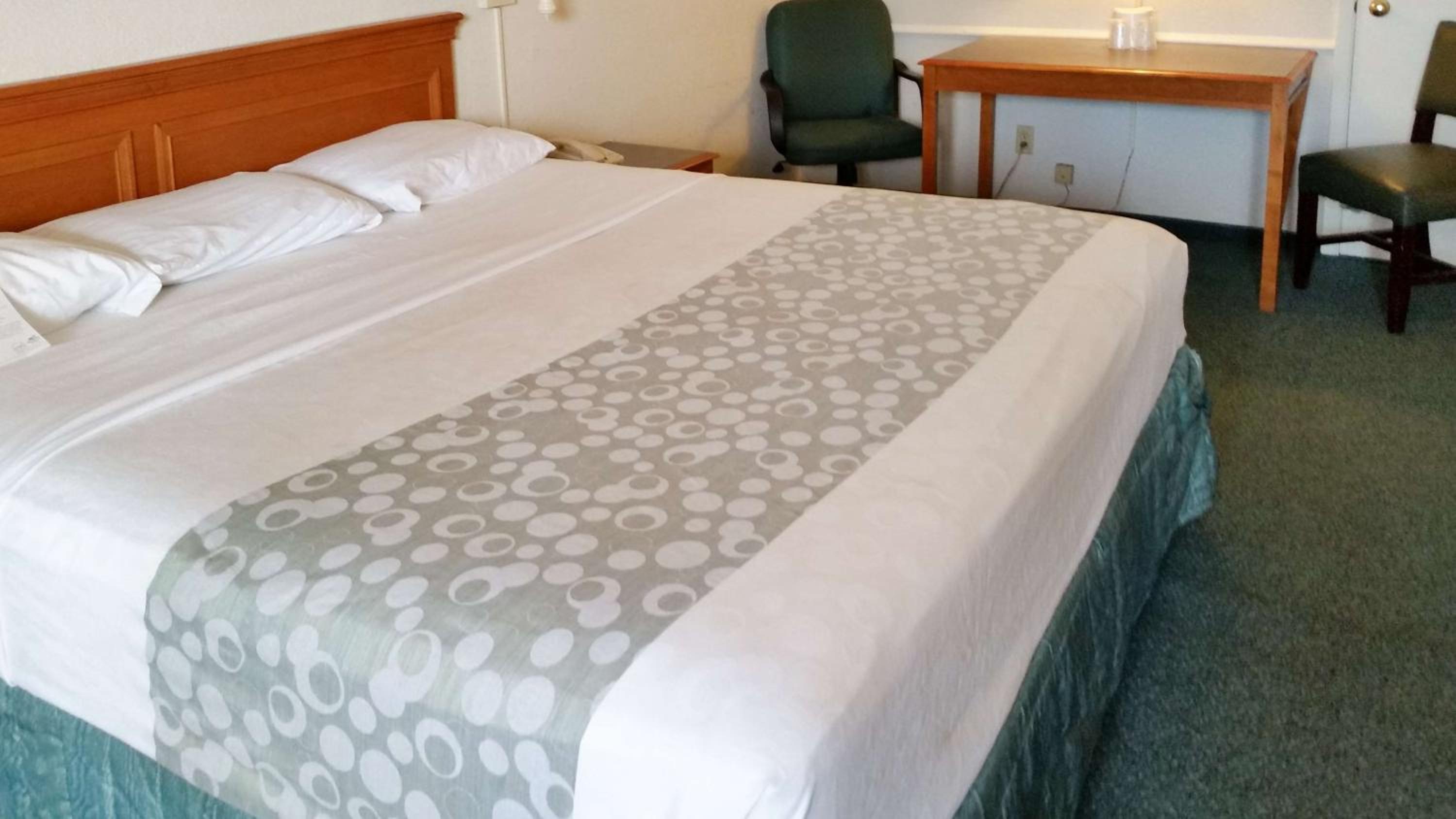 Standard King Room - Non-Smoking  - Photo 1