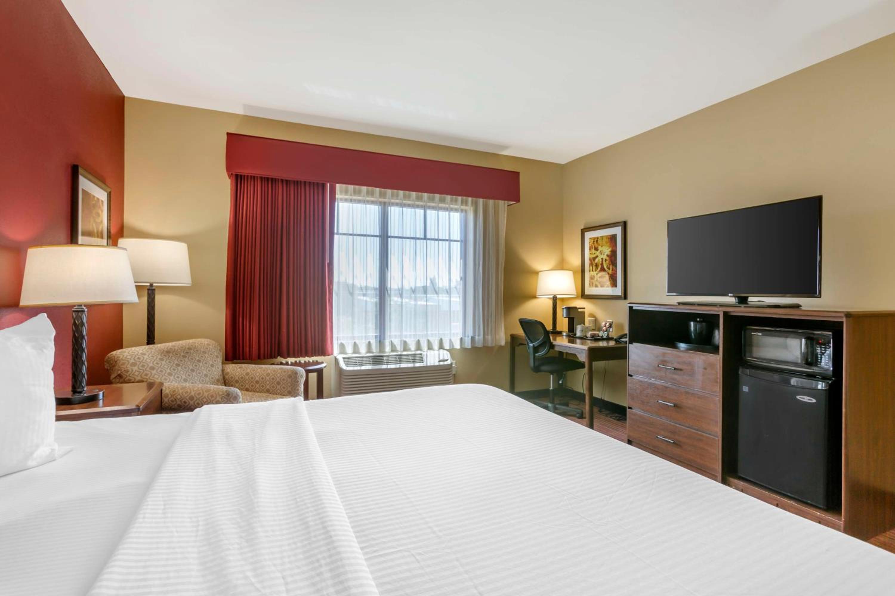 King Room with Roll-in Shower - Disability Access/Non-Smoking photo 2
