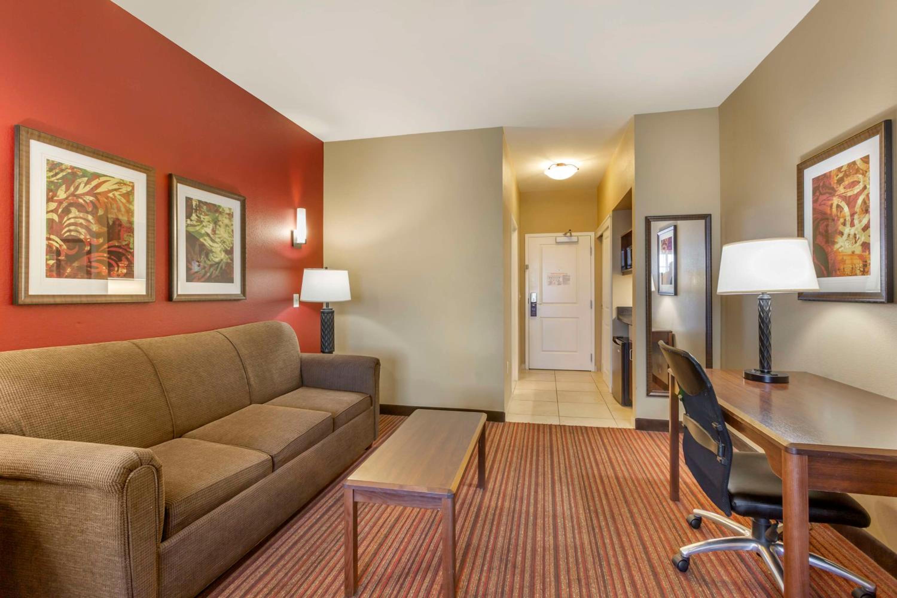 King Suite with Bath Tub and Sofa Bed - Disability/Non-Smoking