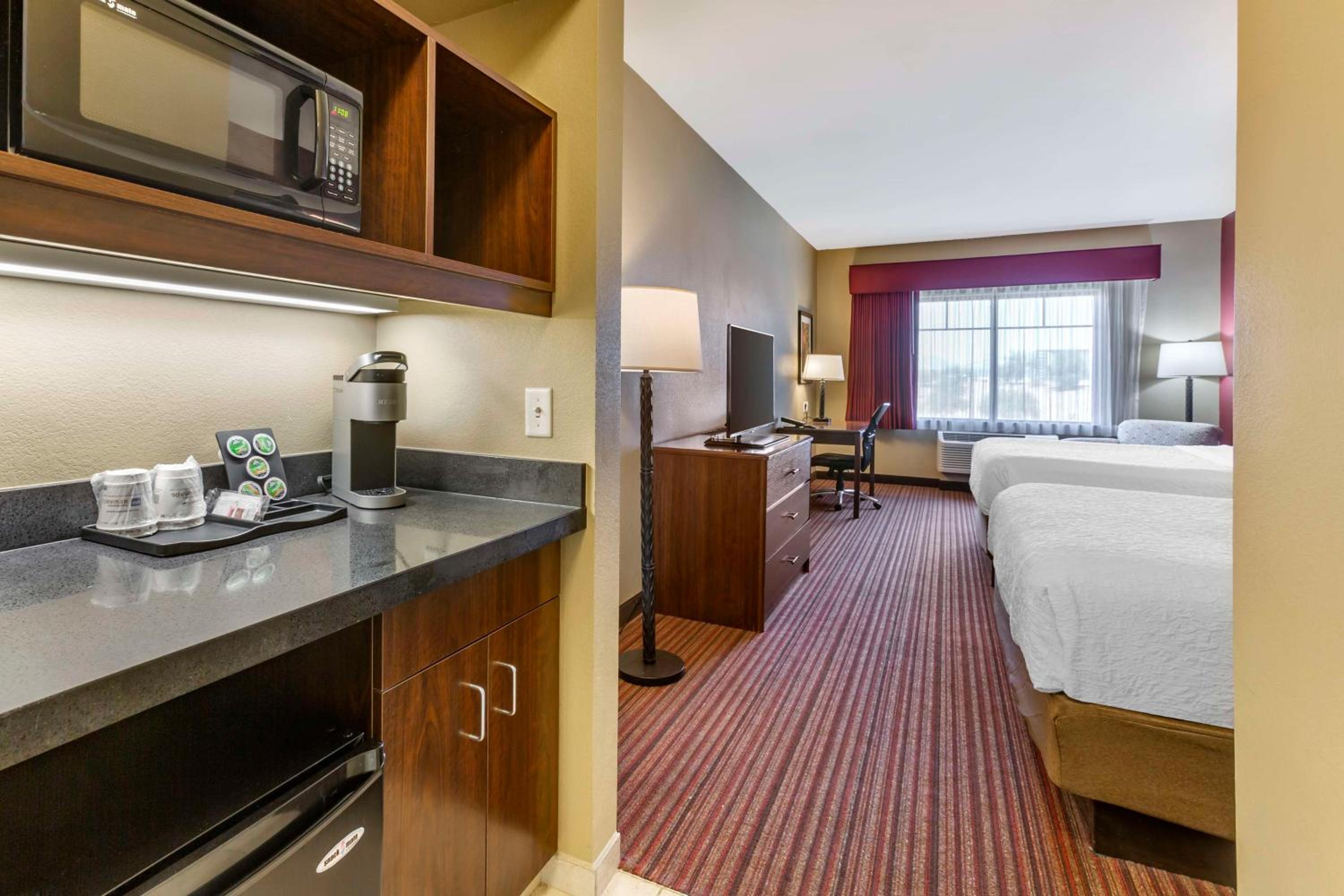 Queen Suite with Two Queen Beds, Bath Tub and Kitchen - Disability Access/Non-Smoking