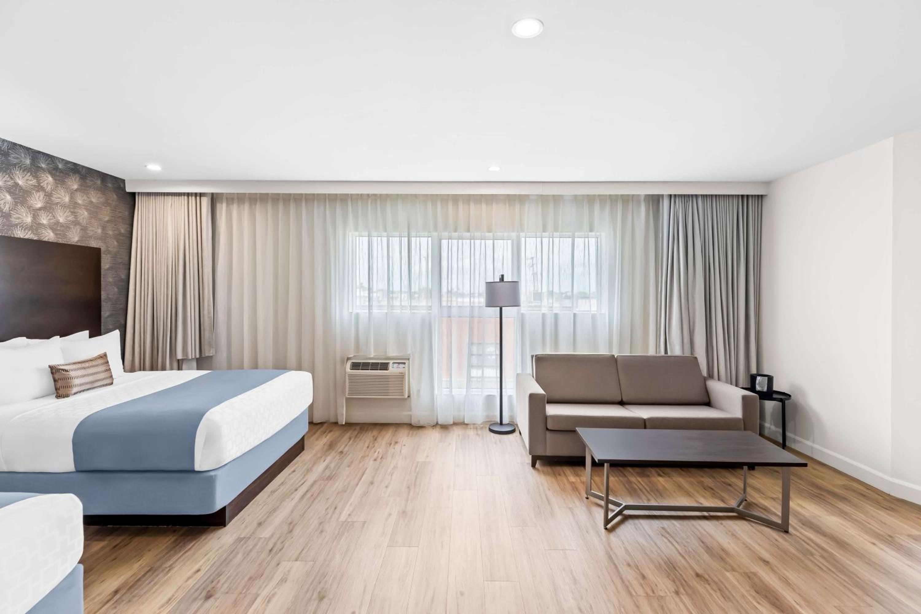 Family Queen Room with Two Queen Beds - Sofa Bed/Non-Smoking - Photo 1