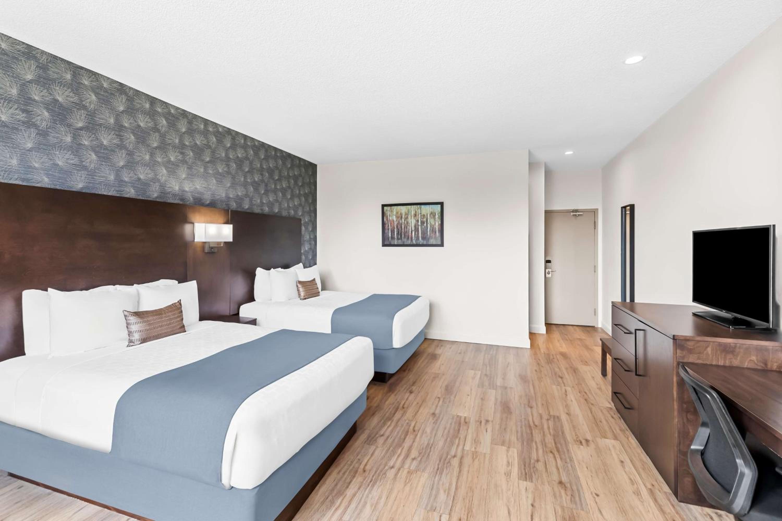 Queen Room with Two Queen Beds - Non-Smoking - Photo 6