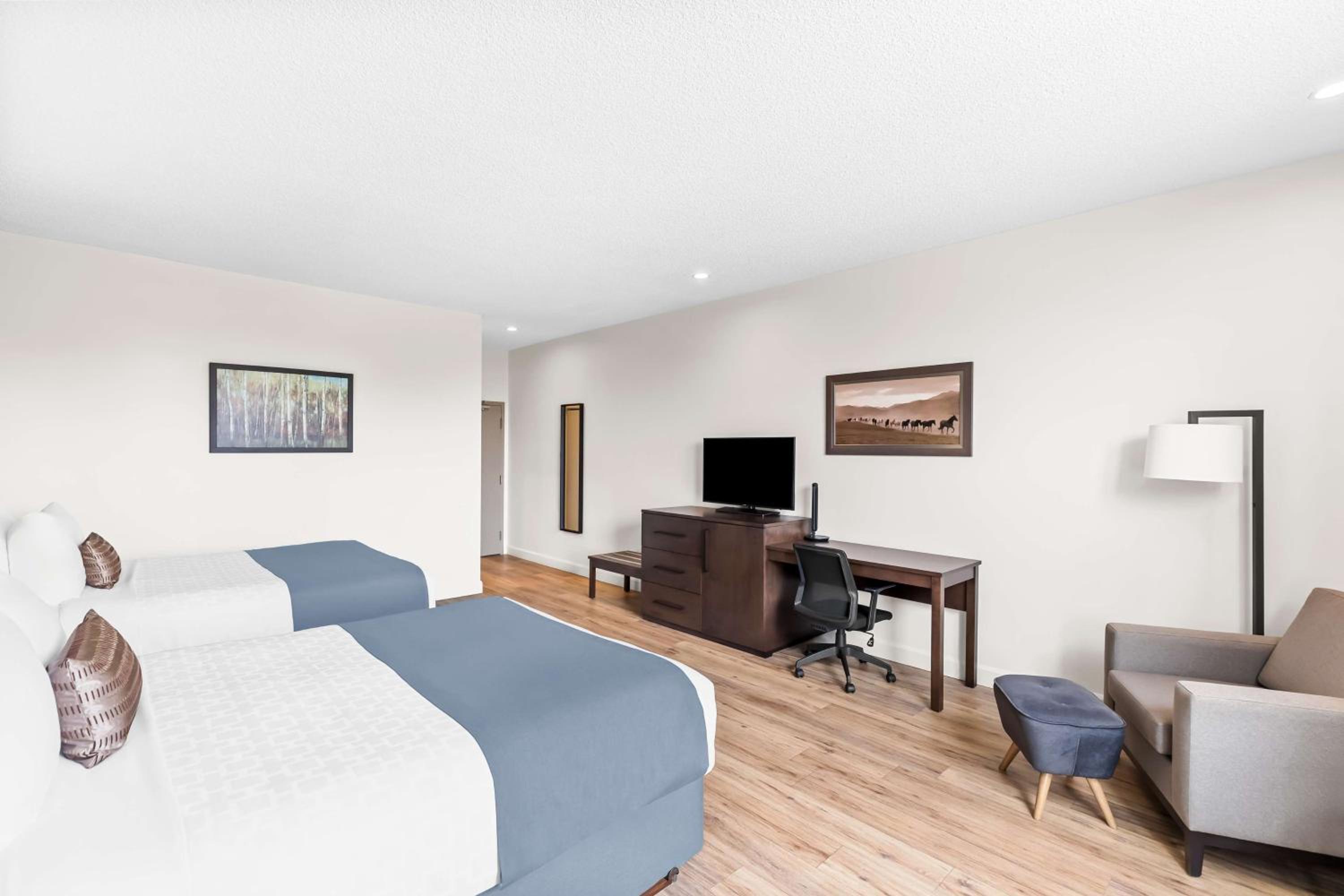 Queen Room with Two Queen Beds - Non-Smoking - Photo 4