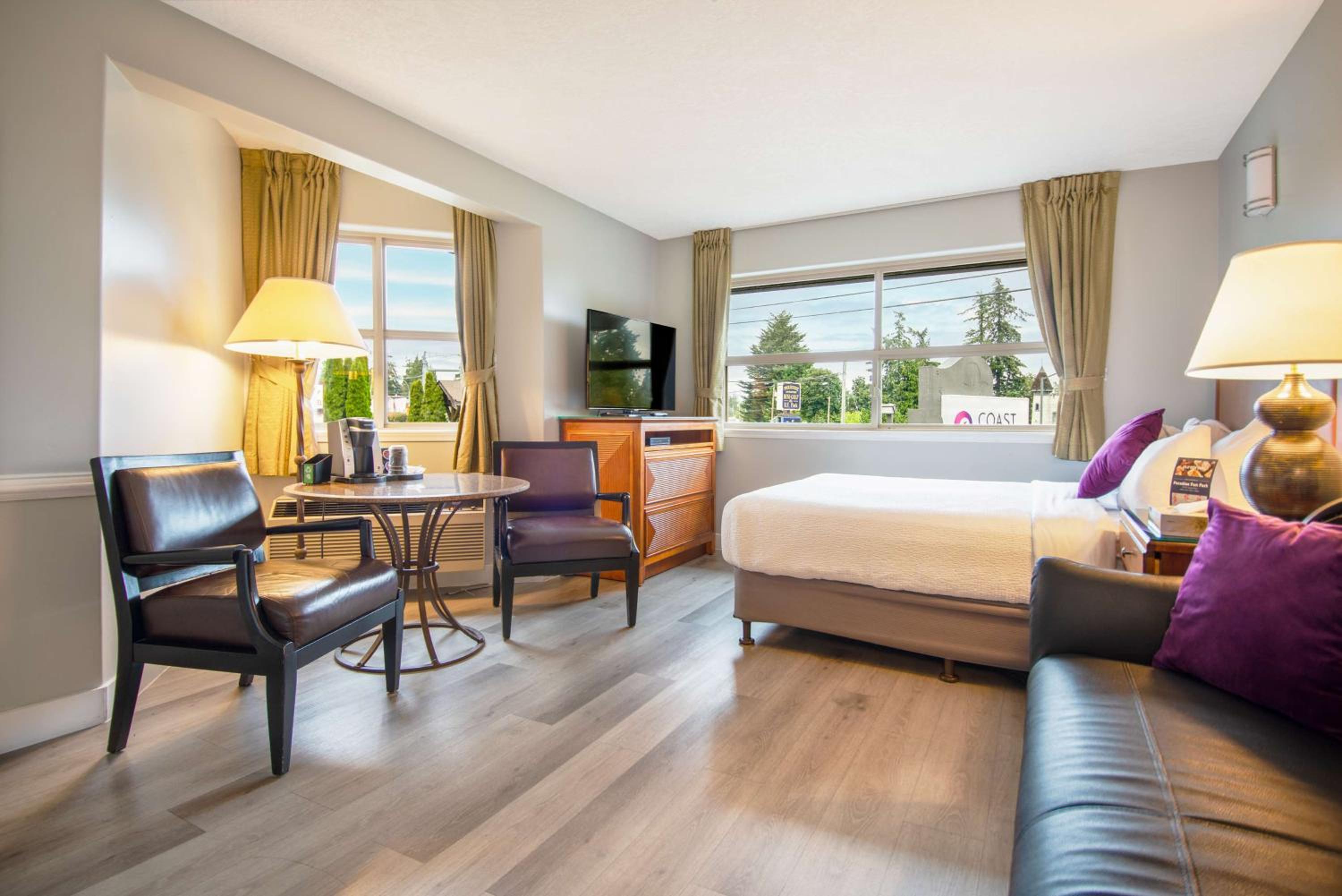 Coast Queen Studio Suite with Kitchenette  photo 1