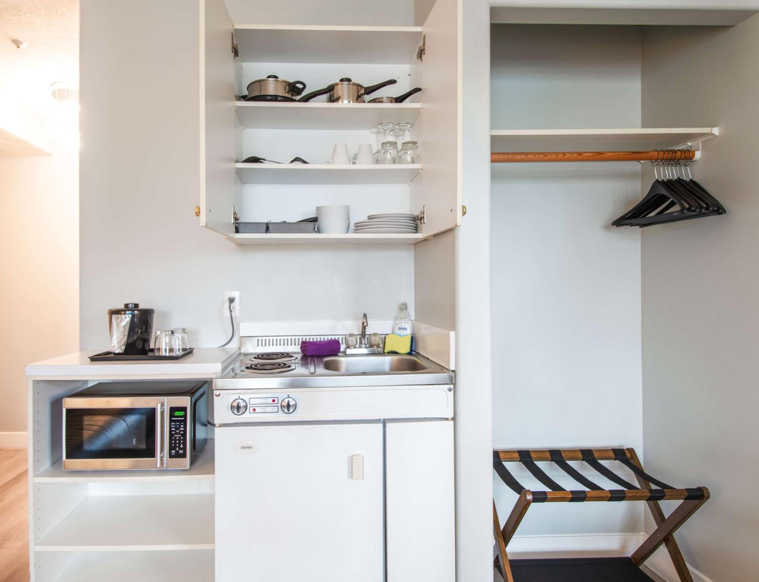 Coast Queen Studio Suite with Kitchenette  photo 3