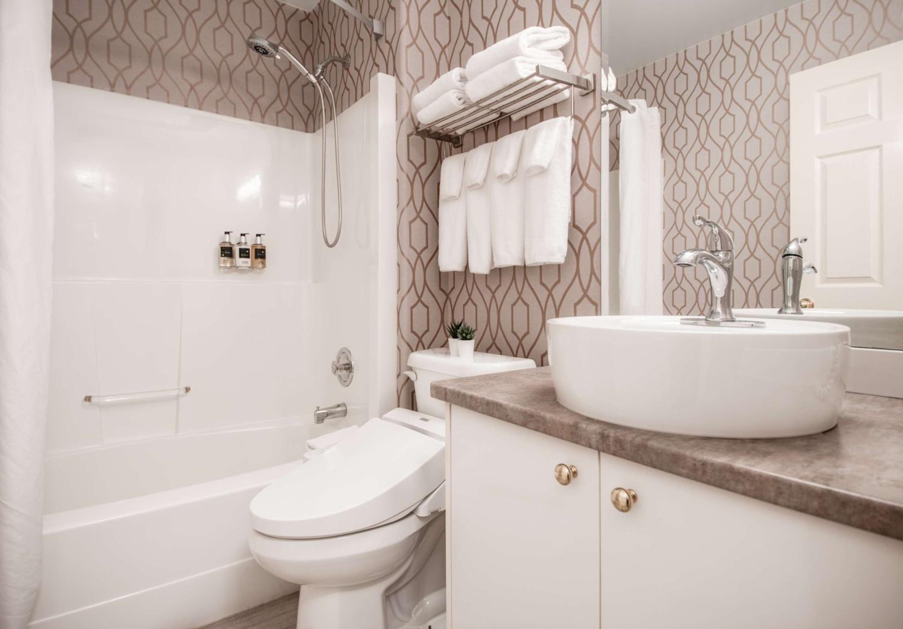 Coast Queen Studio Suite with Kitchenette  photo 2