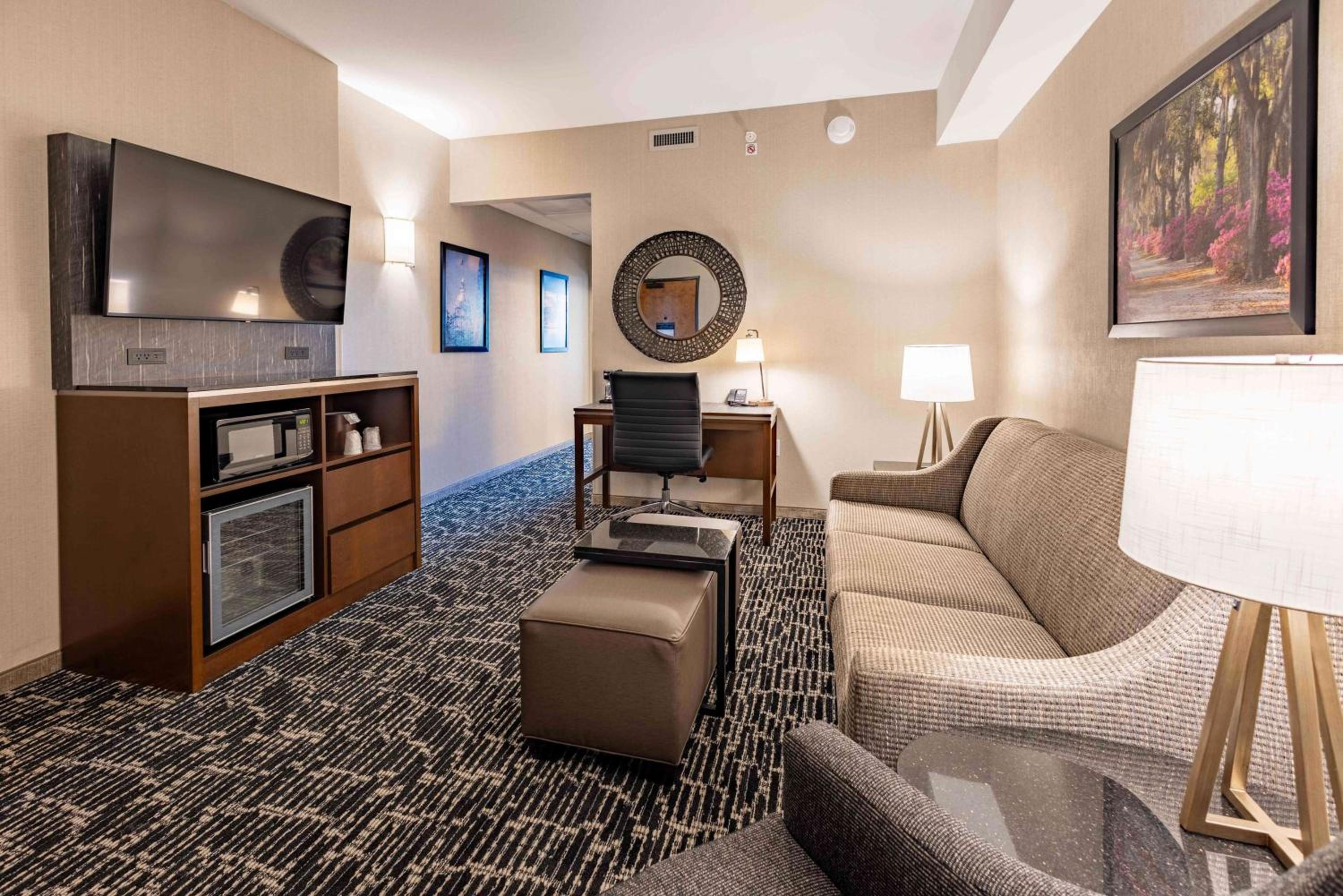 Upper Floor Queen Suite with Sofa Bed - Hearing Accessible, Tub photo 1