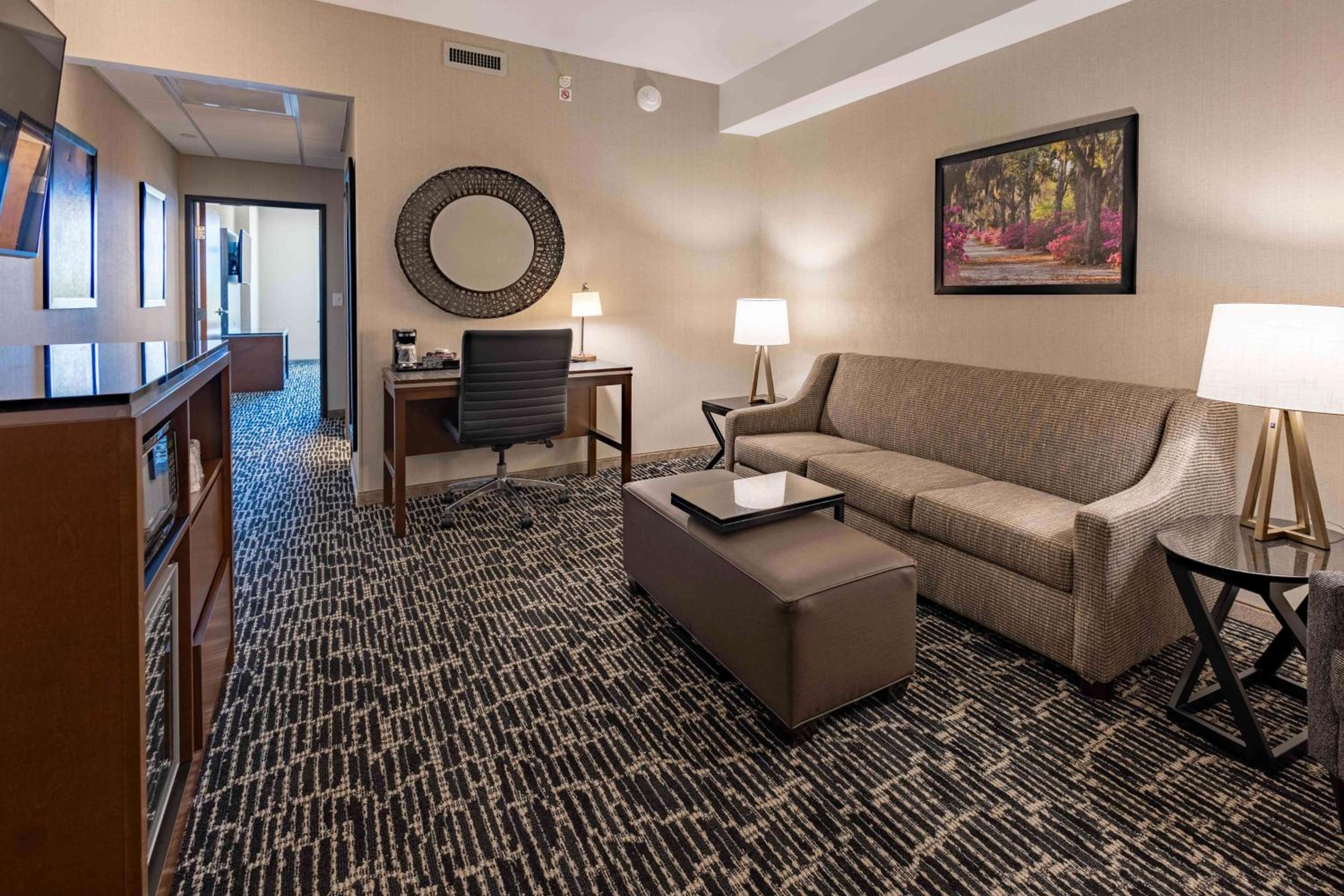Upper Floor Queen Suite with Sofa Bed - Hearing Accessible, Tub photo 2