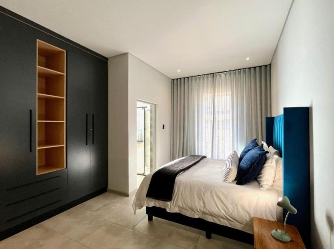 Four-Bedroom House photo 3