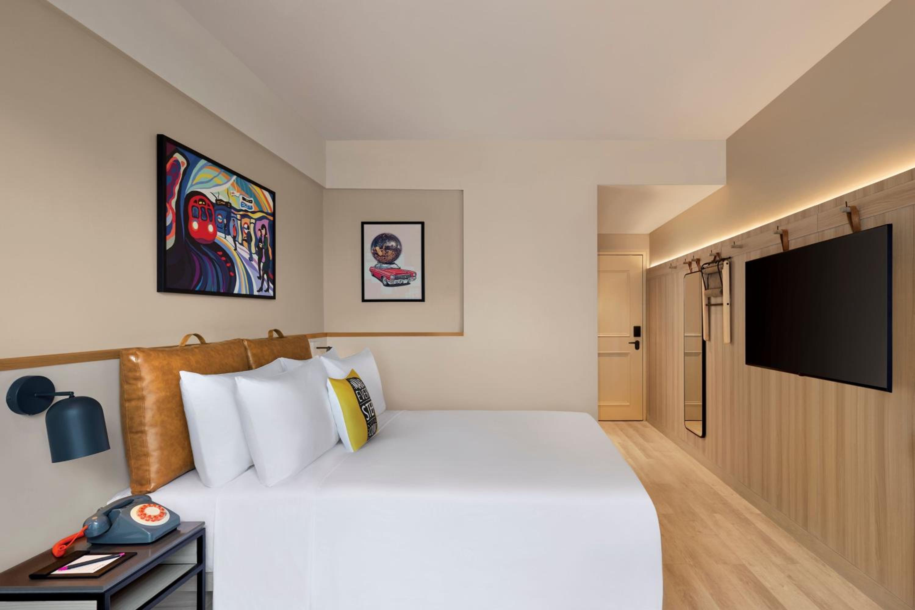 Moxy Queen Room photo 3