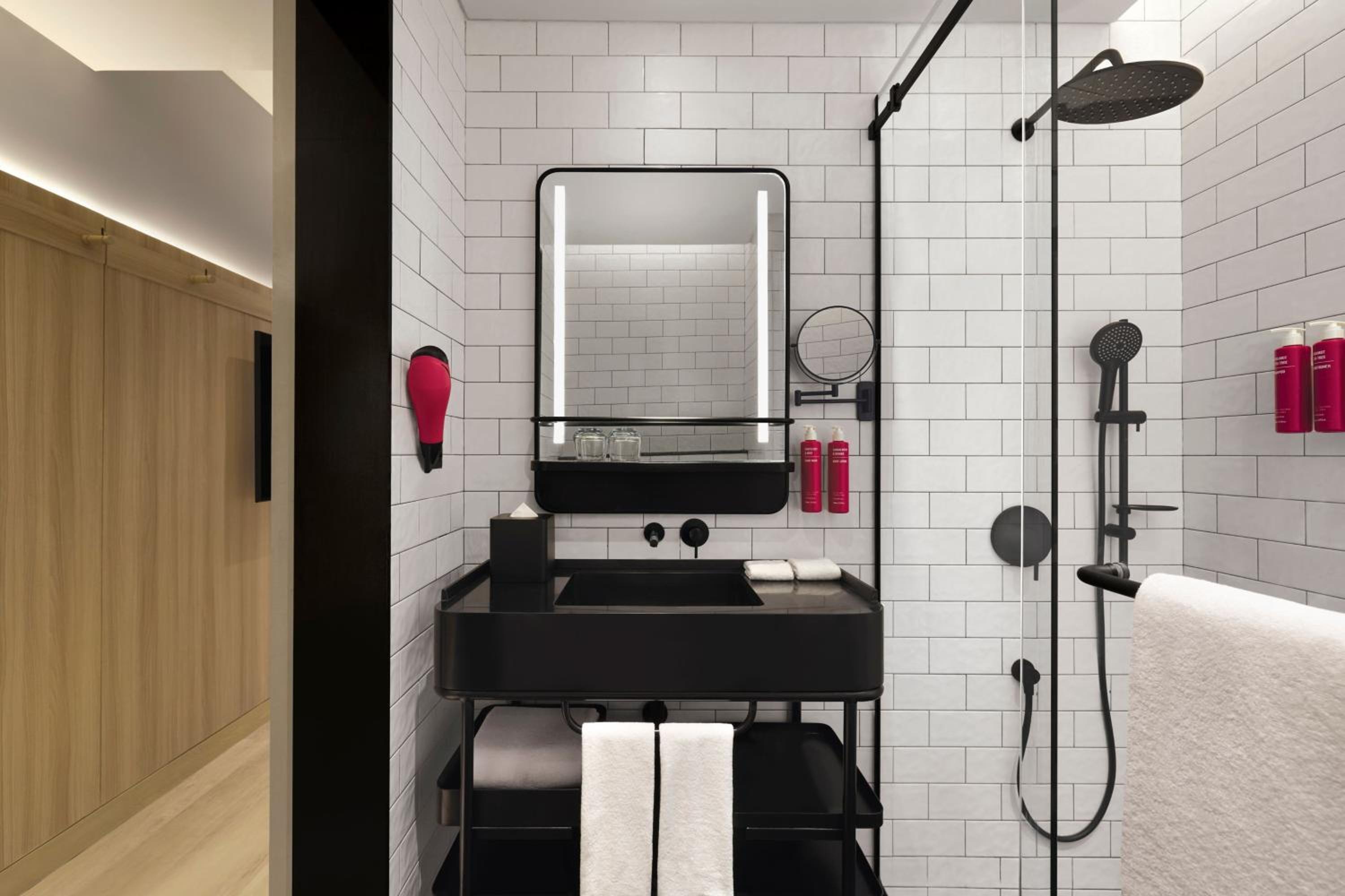 Moxy Twin Room photo 2