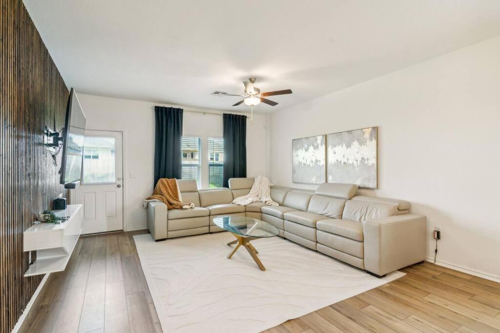 Three-Bedroom House photo 2