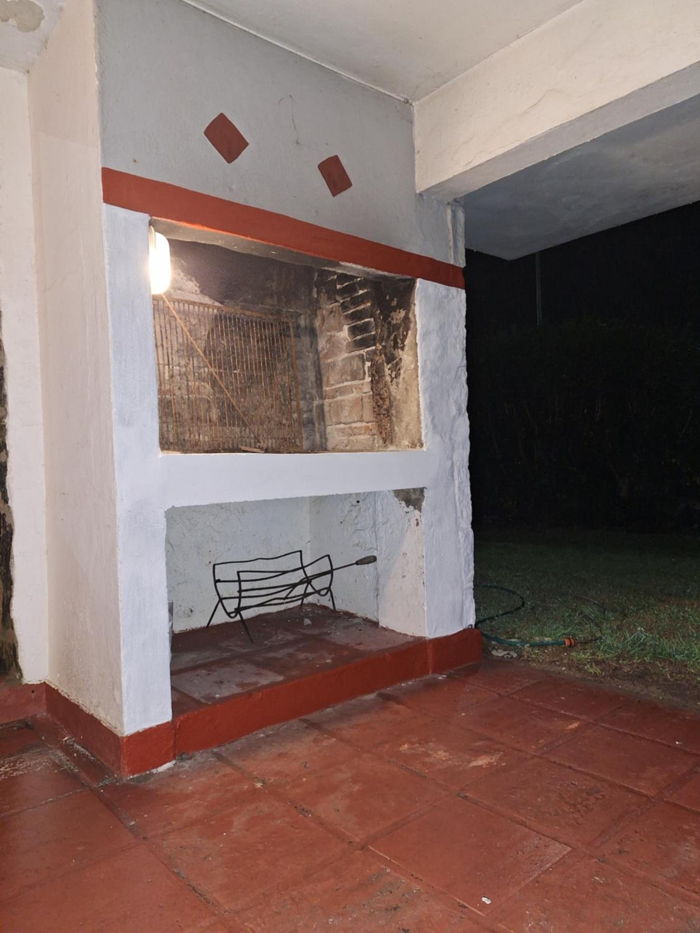 Five-Bedroom House photo 2
