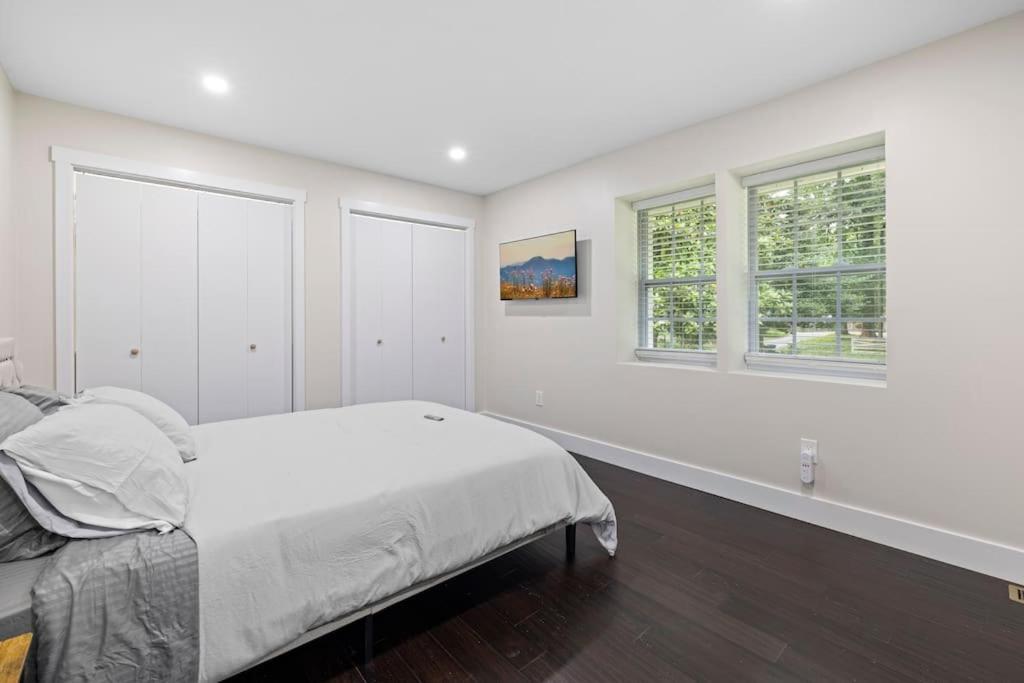 Three-Bedroom House photo 3