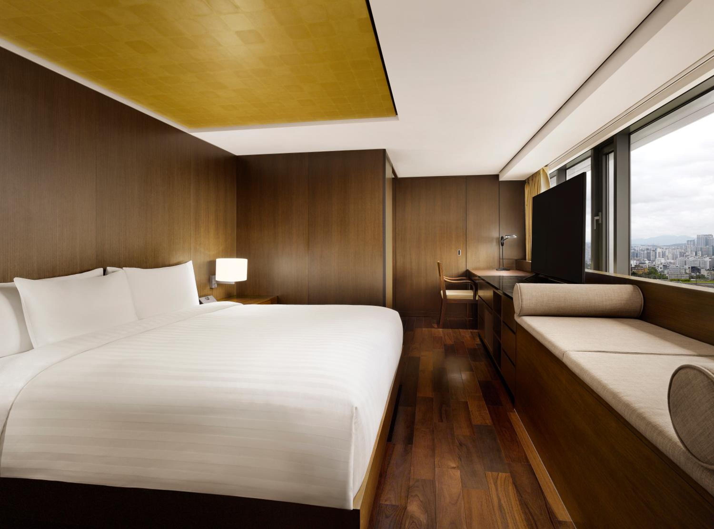Premier Pool Suite - Photo 3