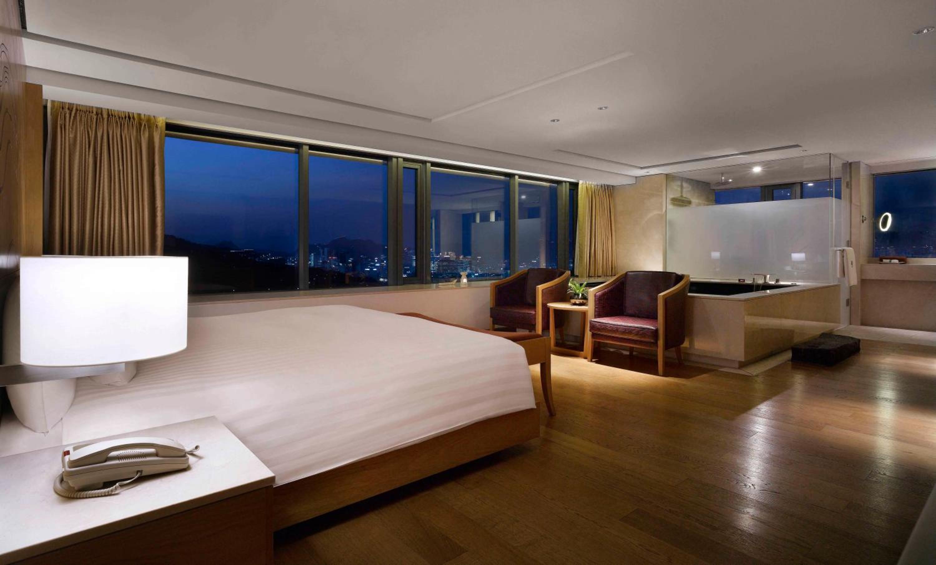 Deluxe Pool Namsan View - The Green Leaves of Summer PKG(Breakfast at Granum Dining Lounge, Indoor&Outdoor pool access, Fitness access for 2 people included)