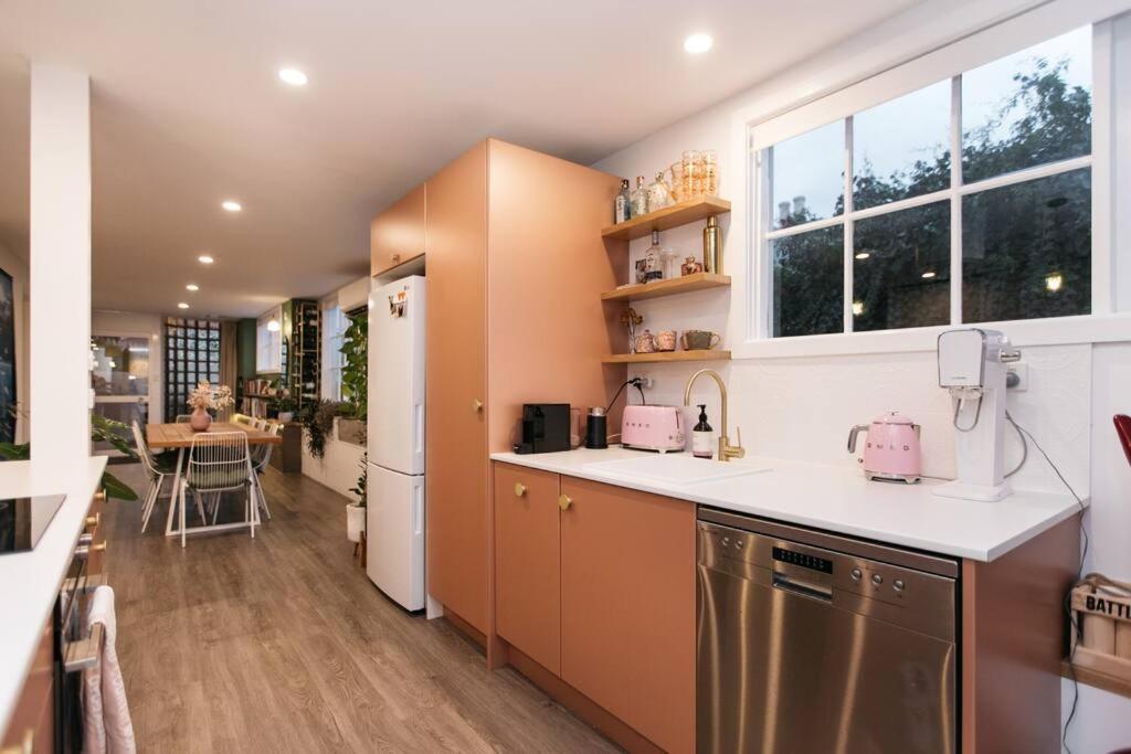 Seven-Bedroom House photo 2