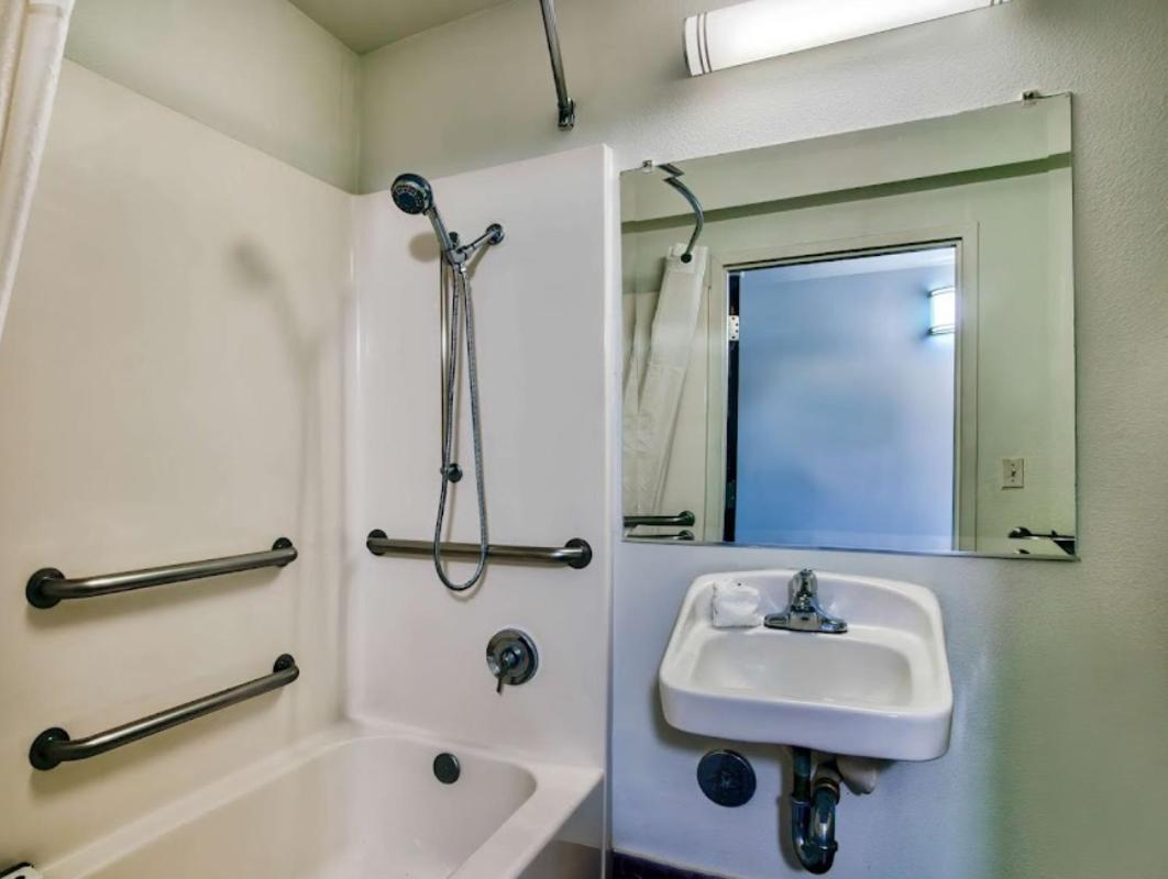 Queen Room with Two Queen Beds - Disability Access - Non-Smoking photo 2