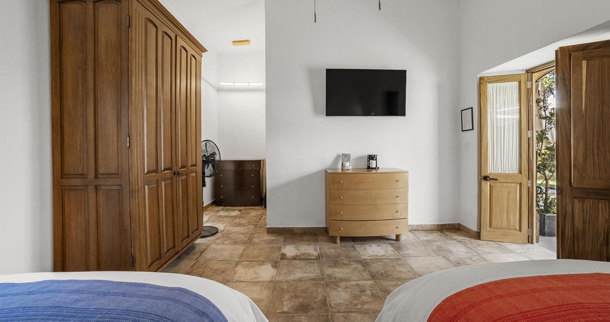 Standard Queen Room with Two Queen Beds - Photo 4