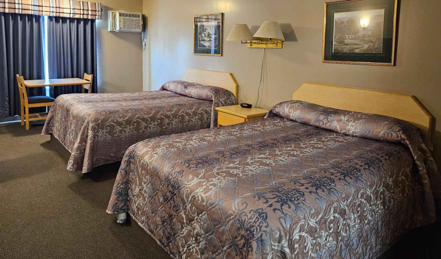 Queen Room with Two Queen Beds photo 2