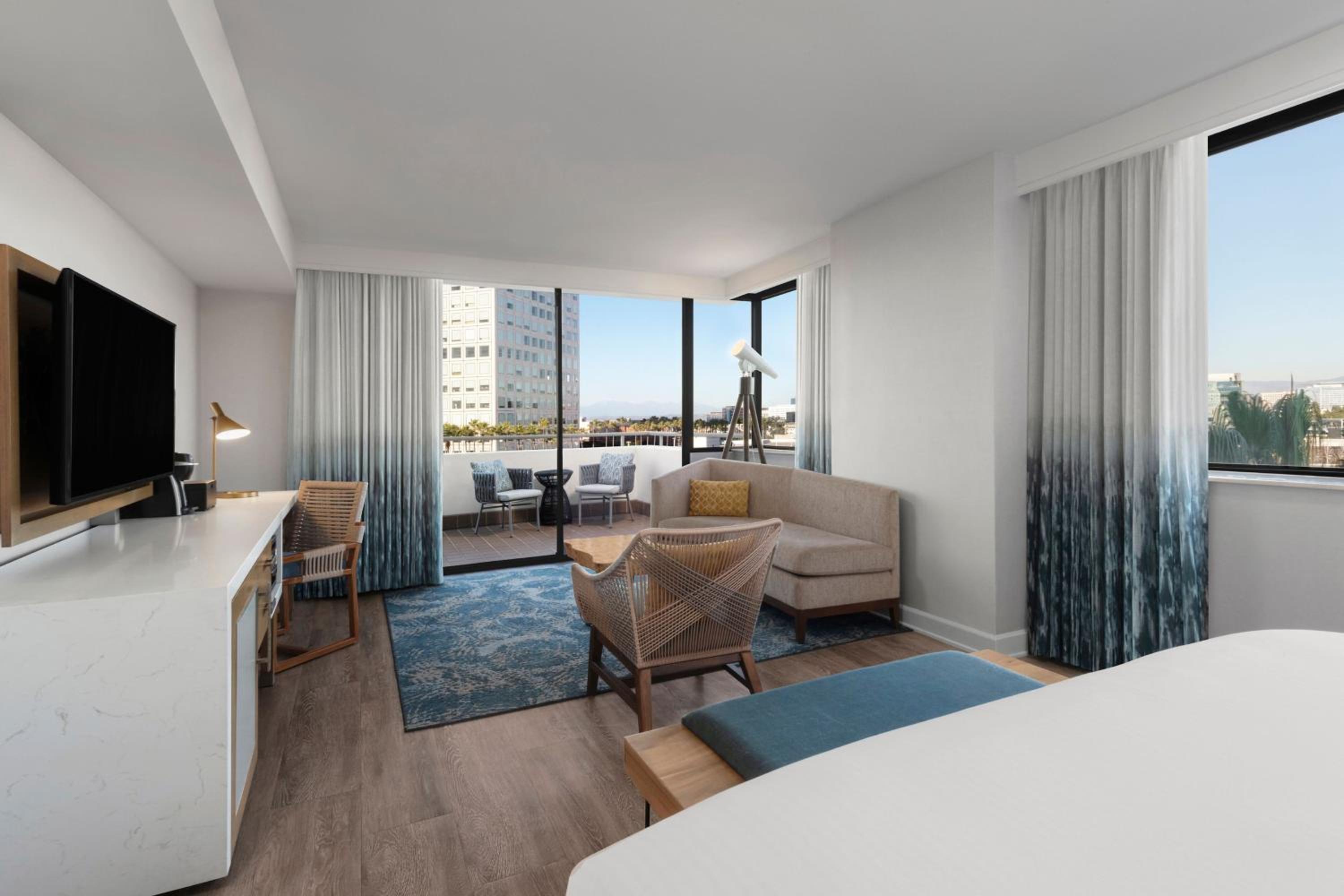 King Junior Suite with Balcony - Photo 10
